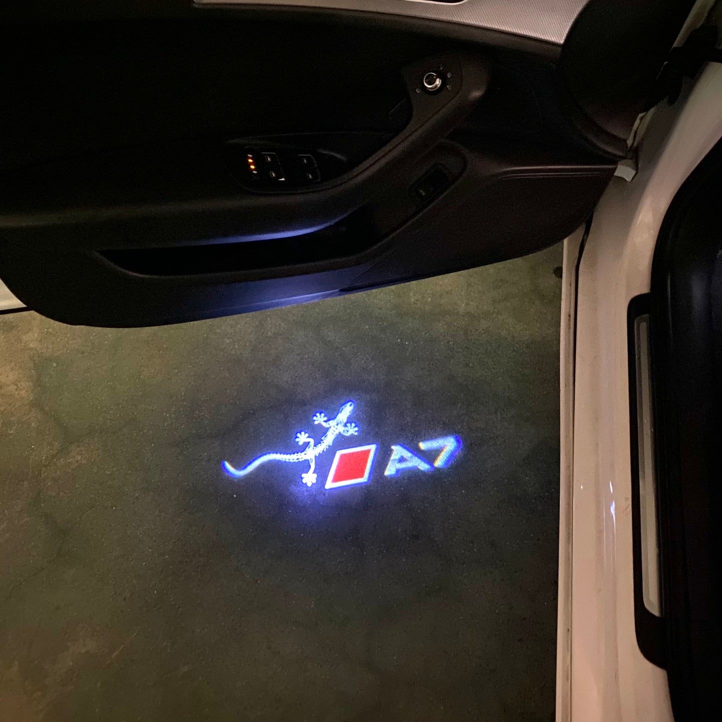 AUDI A7 LOGO PROJECTOT LIGHTS (quantity 1 = 2 Logo Films /2 door lights)Nr.12B16