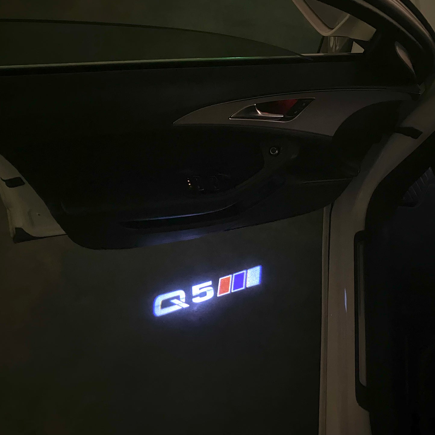 AUDI Q5 LOGO PROJECTOT LIGHTS (quantity 1 = 2 Logo Films /2 door lights)Nr.12B70