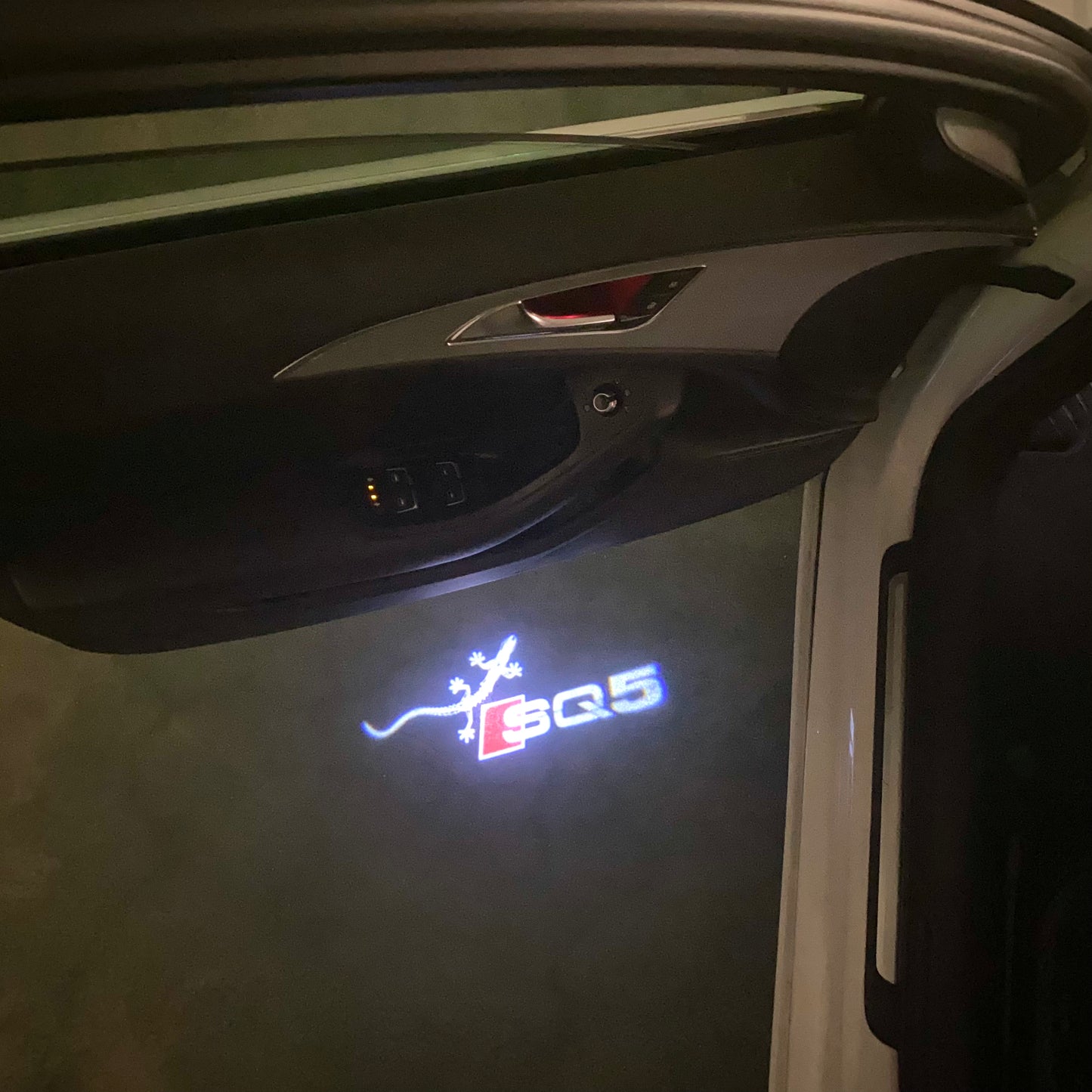 AUDI SQ5 LOGO PROJECTOT LIGHTS (quantity 1 = 2 Logo Films /2 door lights)Nr.12B68
