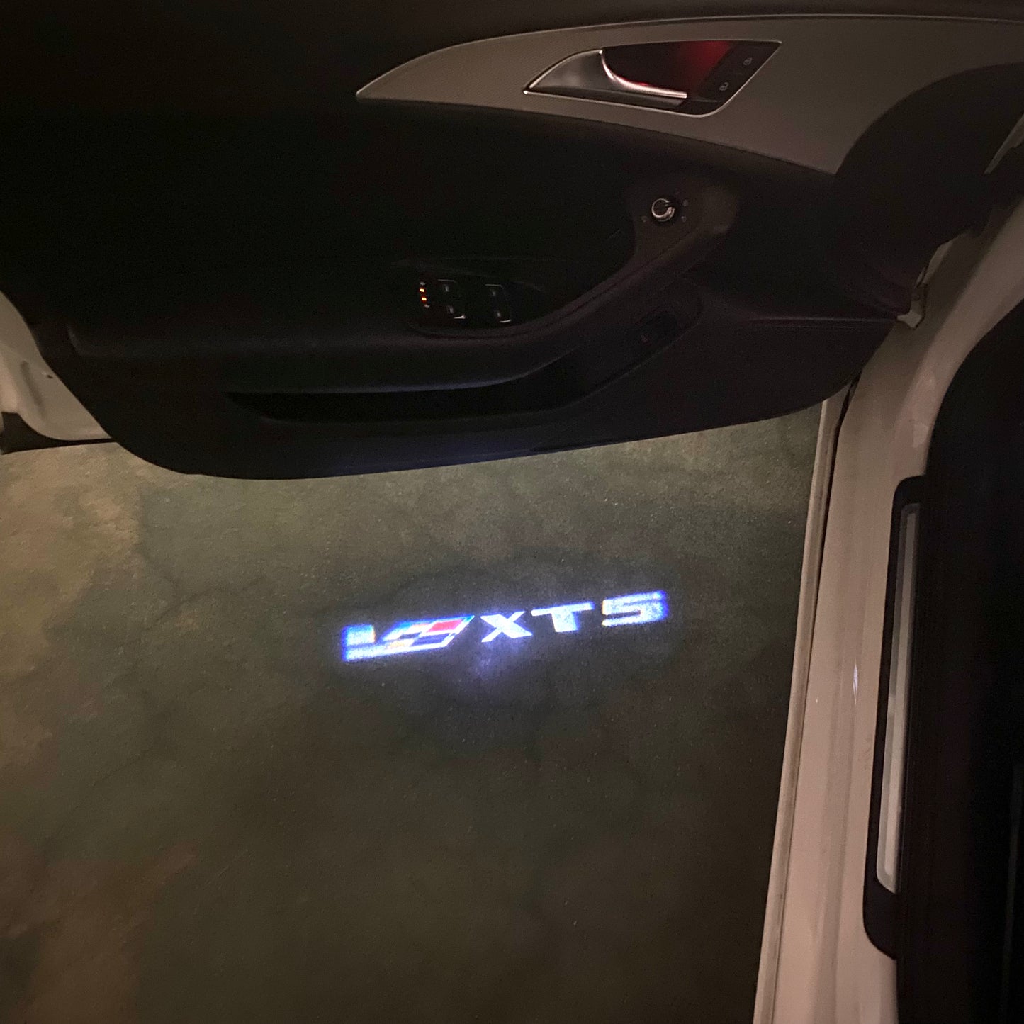 CADILLAC XT5 LOGO PROJECTOT LIGHTS Nr.9803 (quantity 1 = 2 Logo Films /2 door lights)