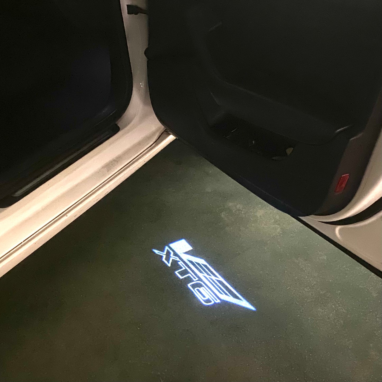 CADILLAC XT6 LOGO PROJECTOT LIGHTS Nr.9769 (quantity 1 = 2 Logo Films /2 door lights)