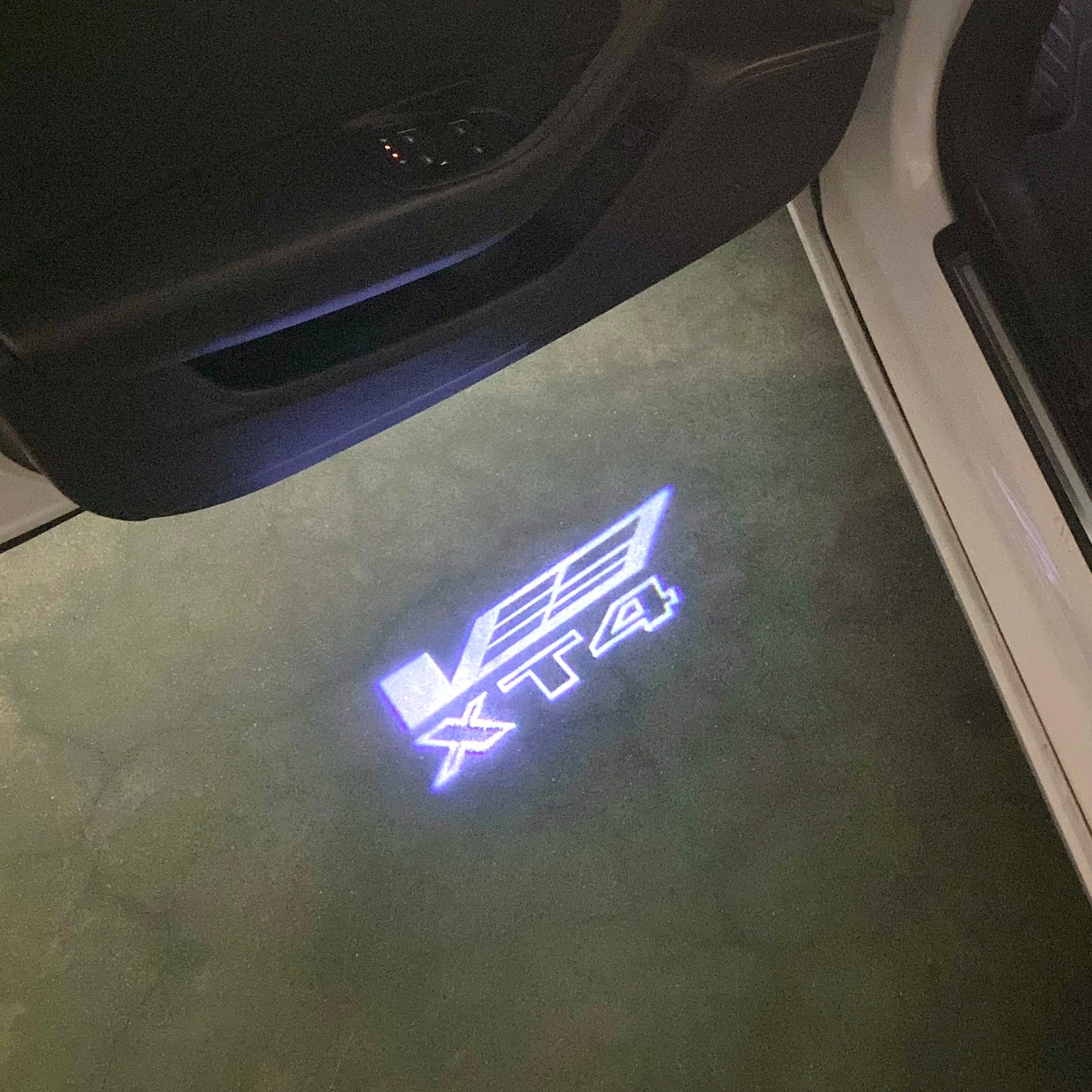 CADILLAC XT4 LOGO PROJECTOT LIGHTS Nr.9766 (quantity 1 = 2 Logo Films /2 door lights)