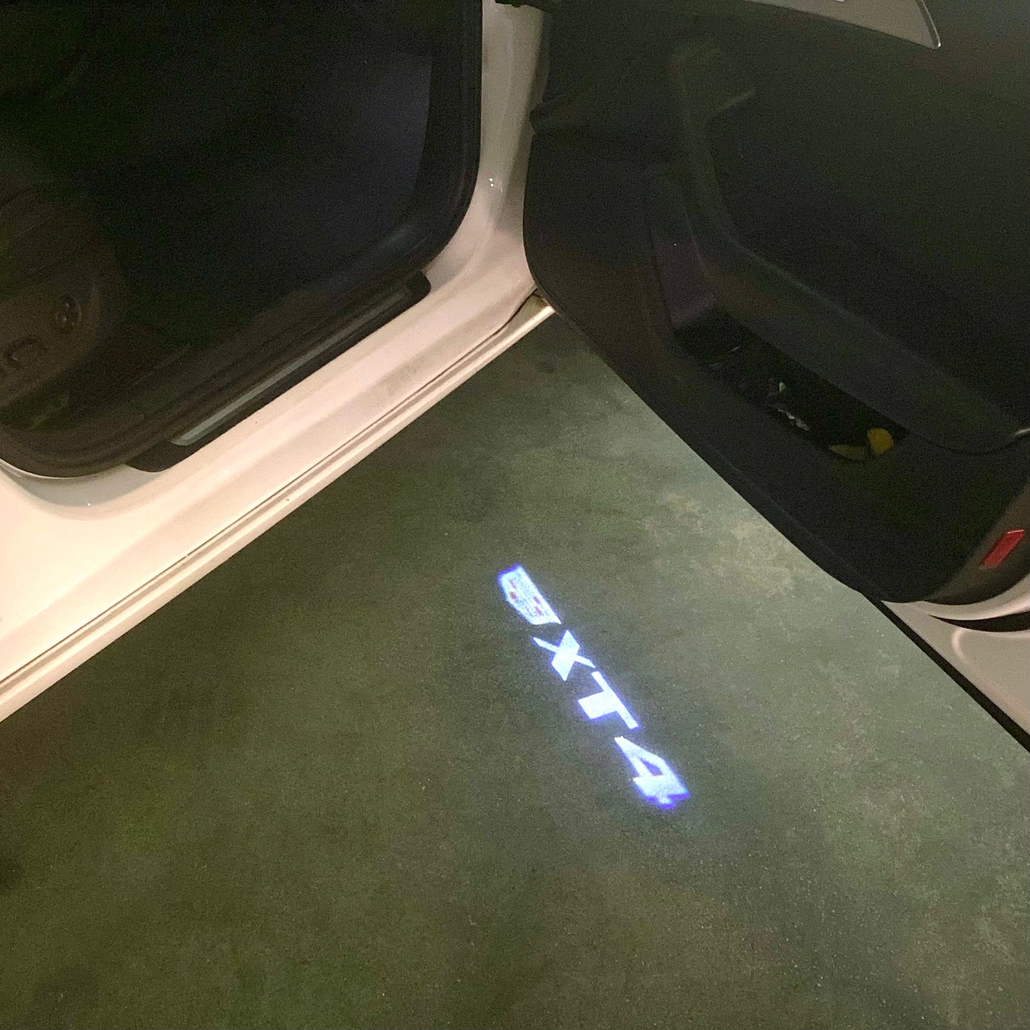CADILLAC XT4 LOGO PROJECTOT LIGHTS Nr.9798 (quantity 1 = 2 Logo Films /2 door lights)