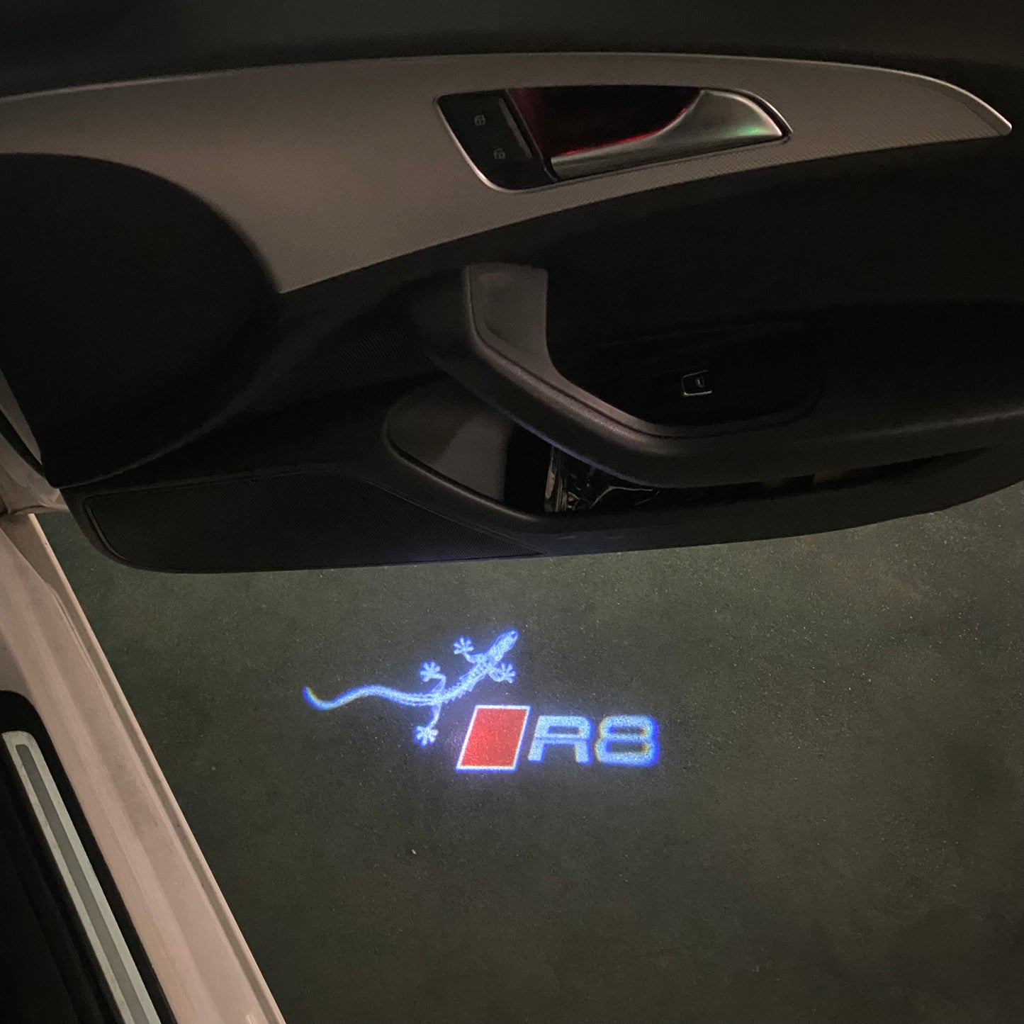 AUDI R8 LOGO PROJECTOT LIGHTS (quantity 1 = 2 Logo Films /2 door lights)Nr.12B25