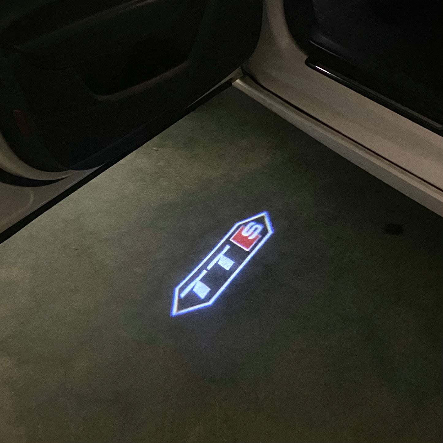 AUDI TTS LOGO PROJECTOT LIGHTS (quantity 1 = 2 Logo Films /2 door lights)Nr.12B28
