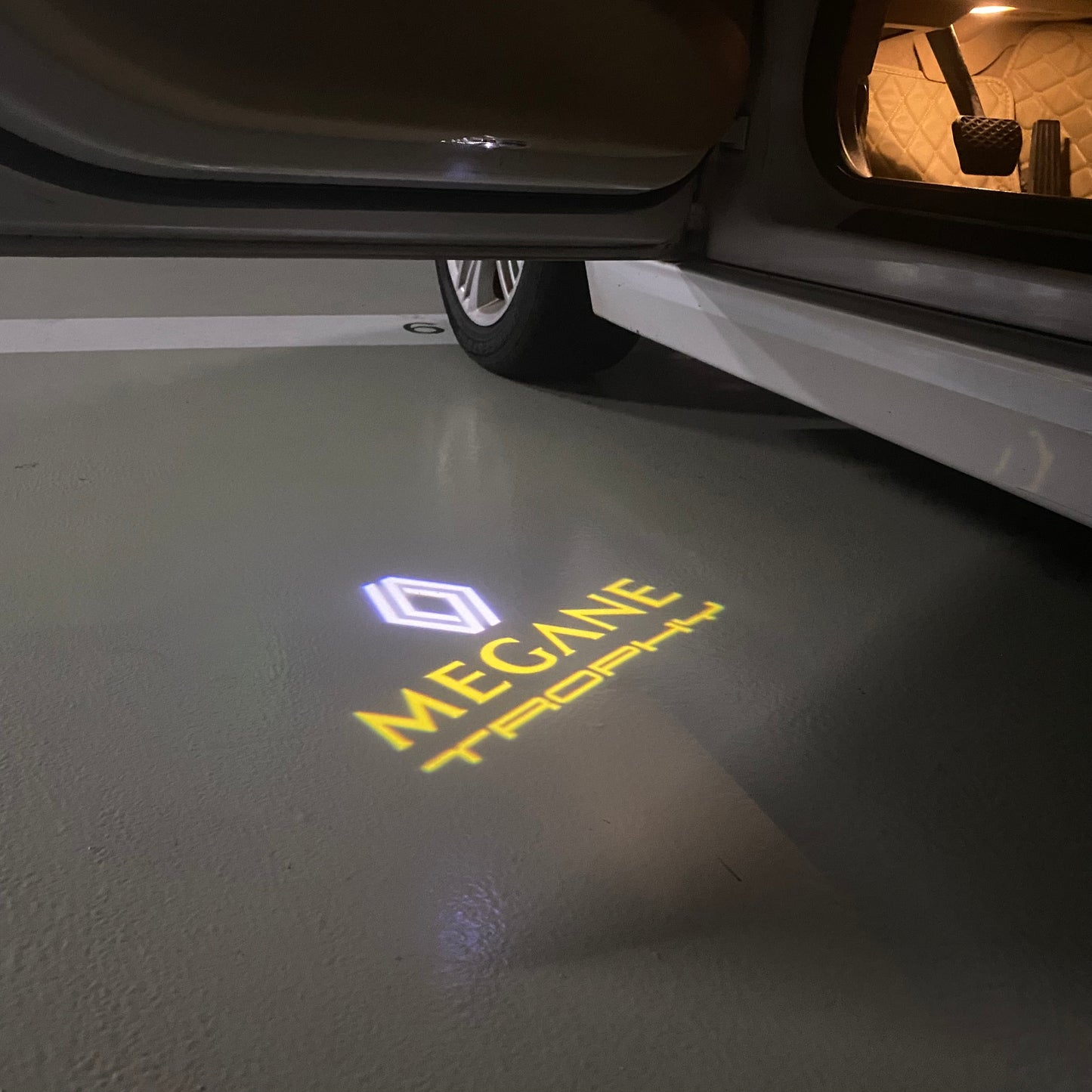 RENAULT MEGANE LOGO PROJECROTR LIGHTS Nr.0945(quantity 1 = 2 Logo Film & 2 door lights)