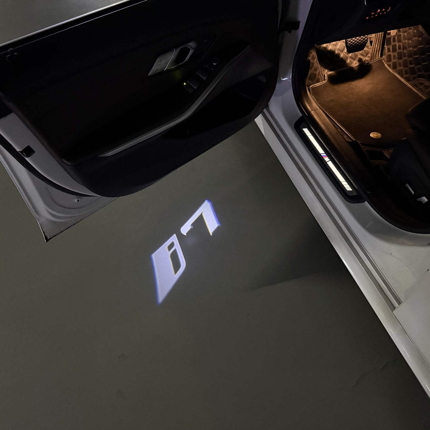 BMW i7 LOGO PROJECTOT LIGHTS (quantity 1 = 1 sets/2 door lights) Nr.6024q129