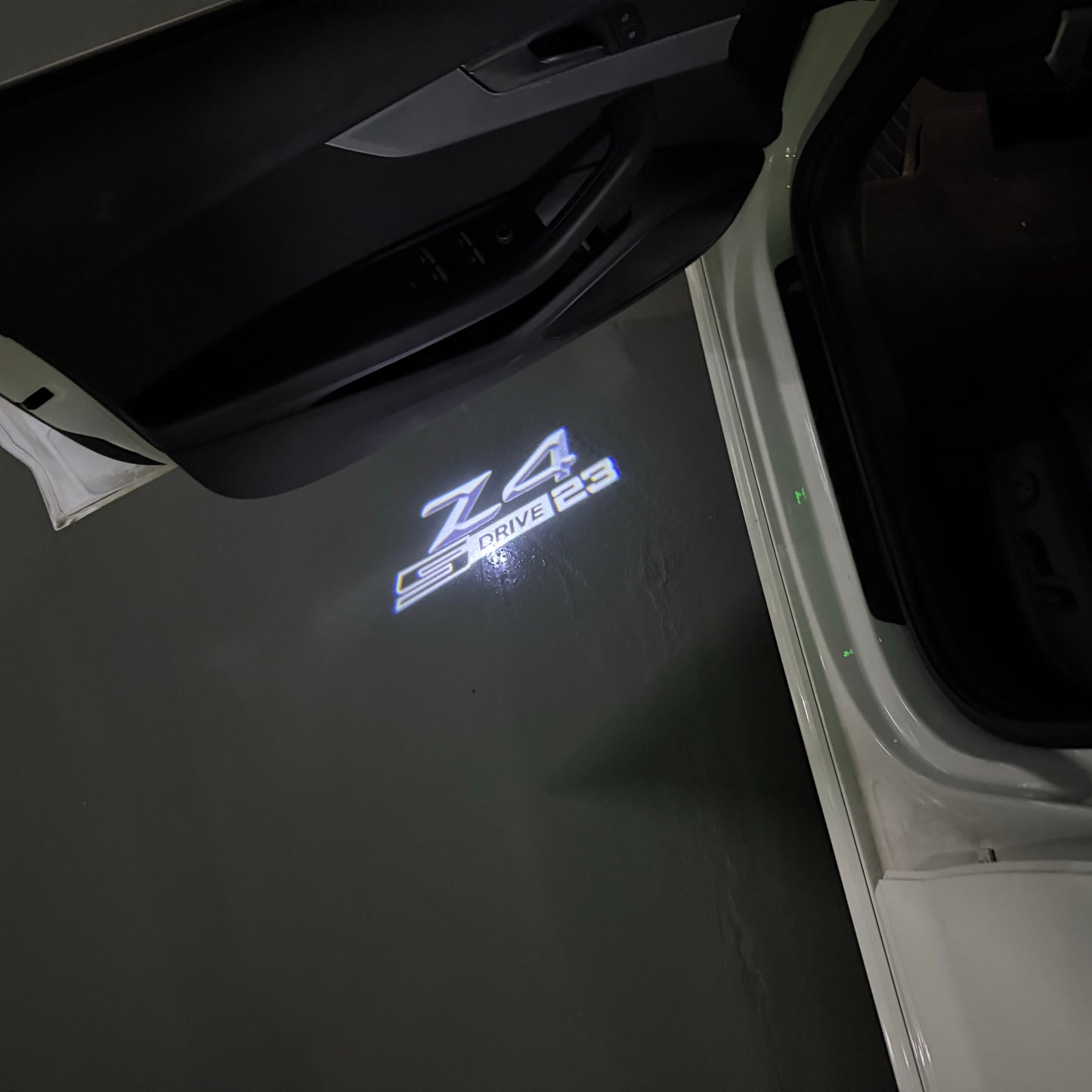 BMW Z4 S drive LOGO PROJECTOT LIGHTS (quantity 1 = 1 sets/2 door lights) Nr.6024q0t0138