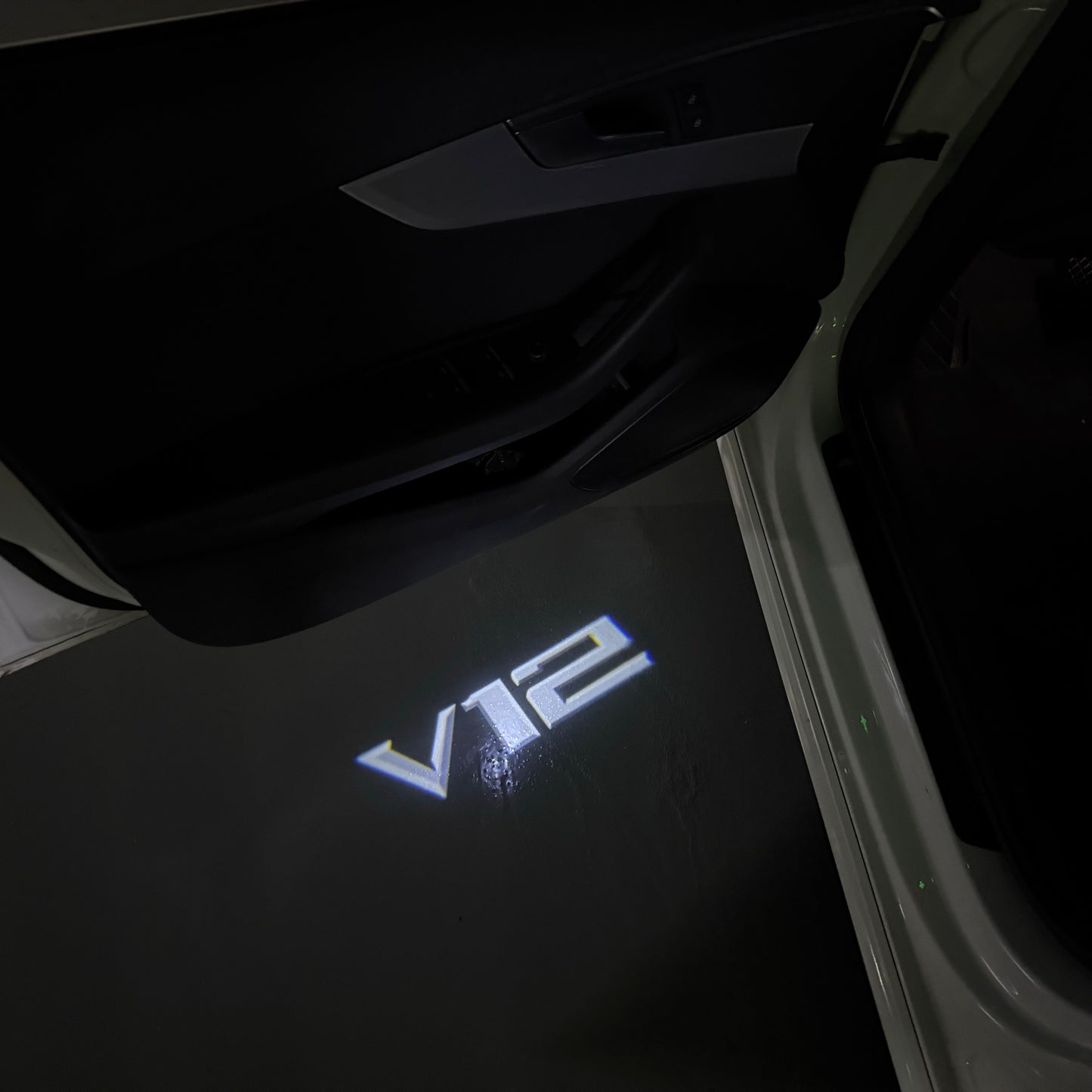 BMW 7 SERIES V12 LOGO PROJECTOT LIGHTS (quantity 1 = 1 sets/2 door lights) Nr.6024q182