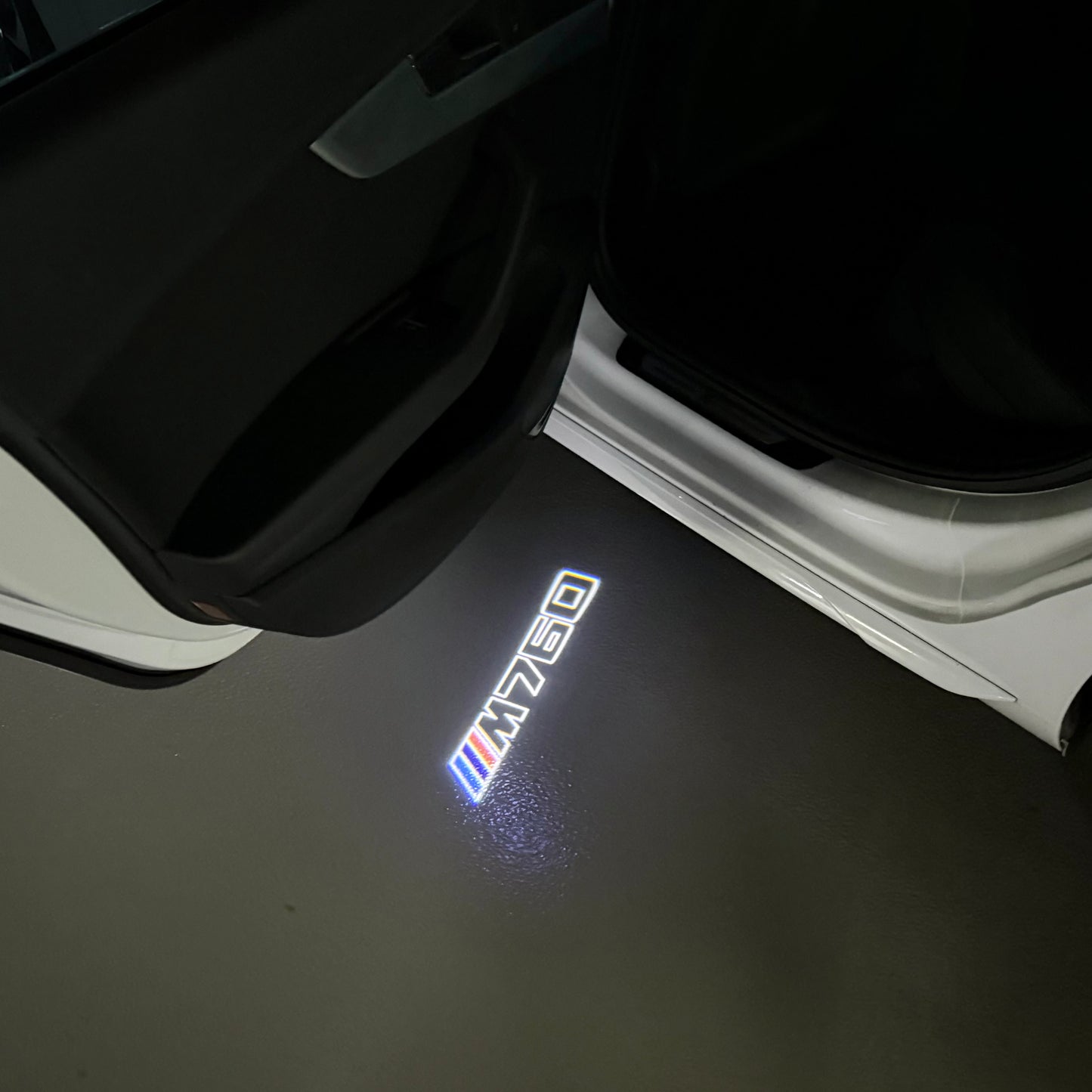 BMW 7 SERIES M760 LOGO PROJECTOT LIGHTS (quantity 1 = 1 sets/2 door lights) Nr.6024q171