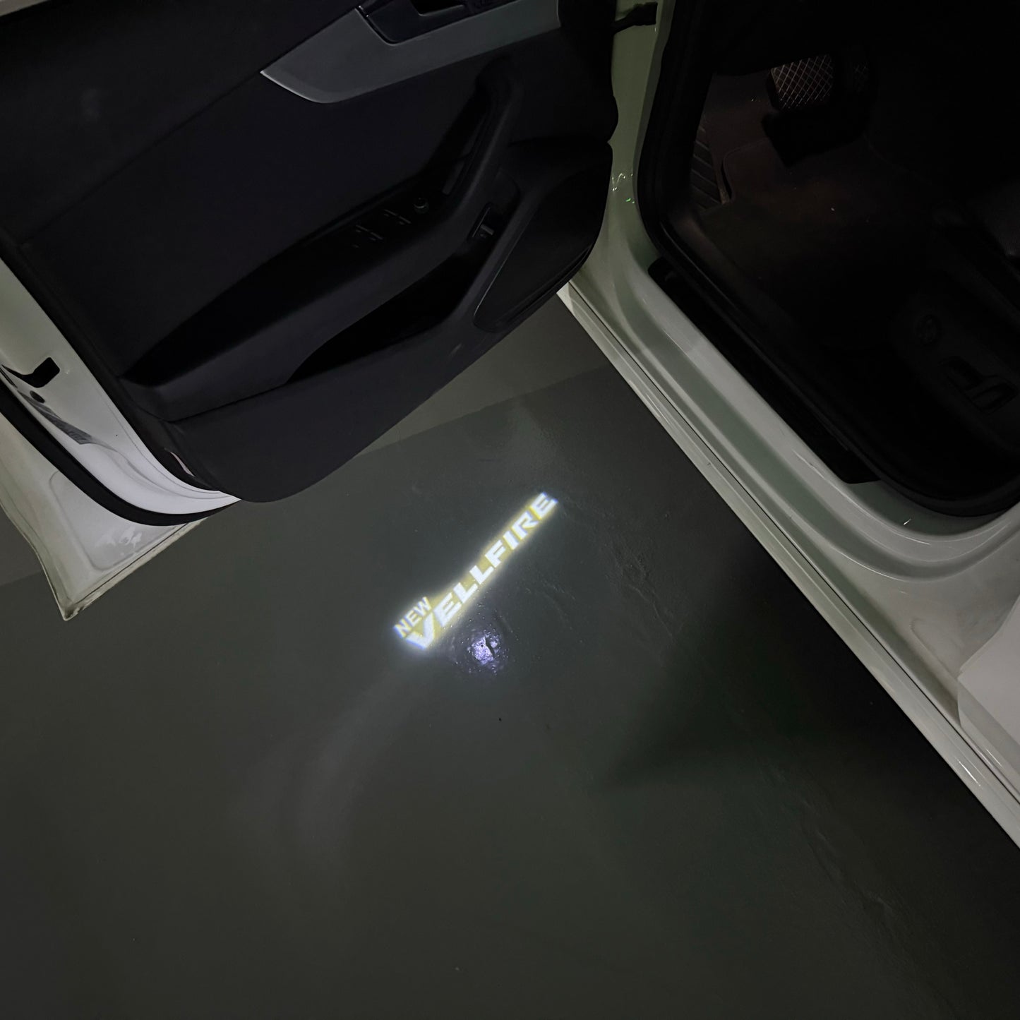 TOYOTA VELLFIRE LOGO PROJECROTR LIGHTS (quantity 1 = 1 sets/2 door lights) Nr.0G50