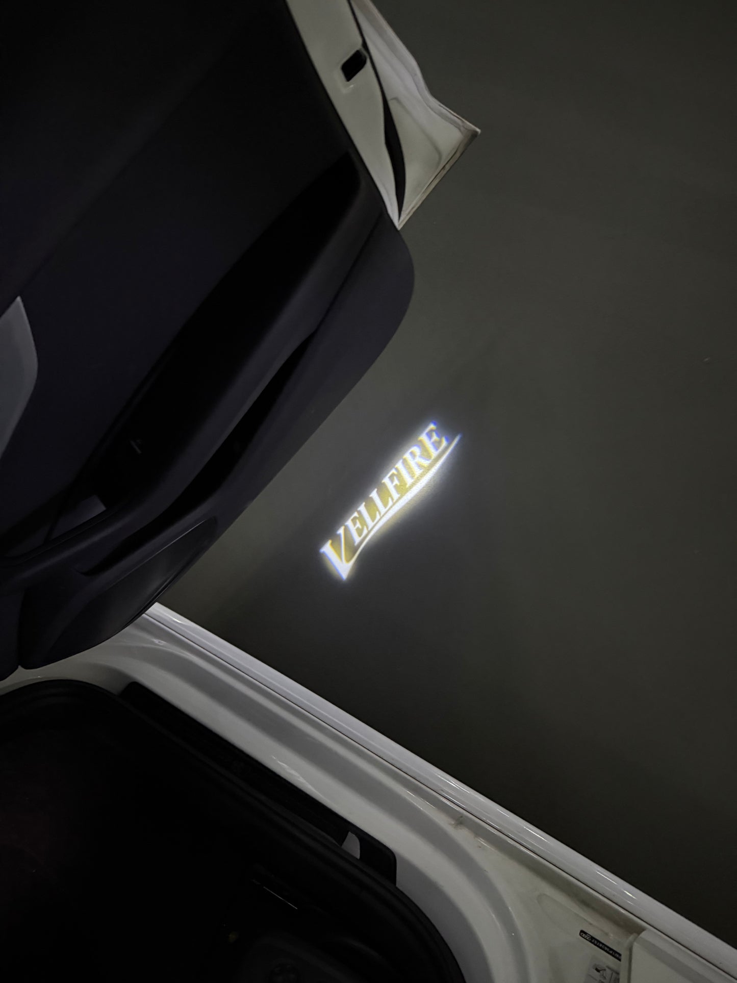 TOYOTA VELLFIRE LOGO PROJECROTR LIGHTS (quantity 1 = 1 sets/2 door lights) Nr.0G51