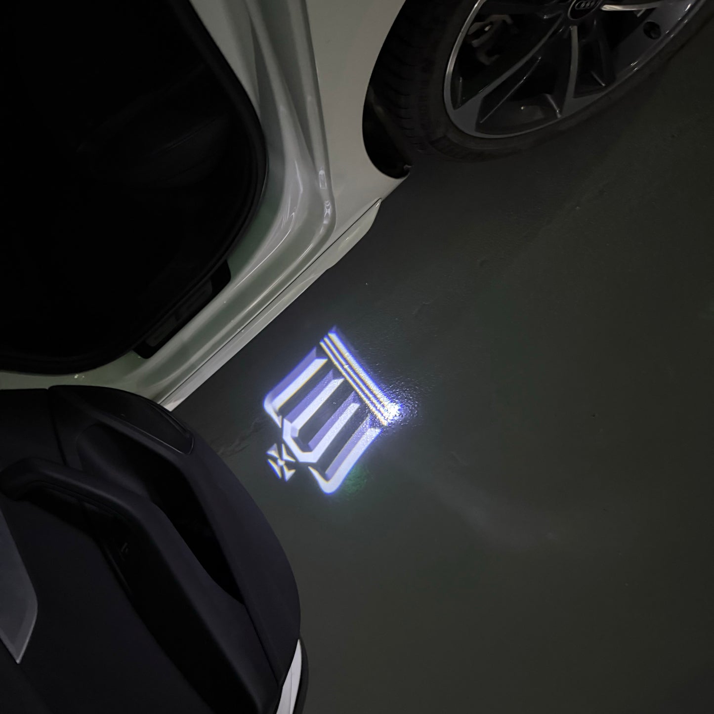 TOYOTA CROWN LOGO PROJECROTR LIGHTS (quantity 1 = 1 sets/2 door lights) Nr.0GP29