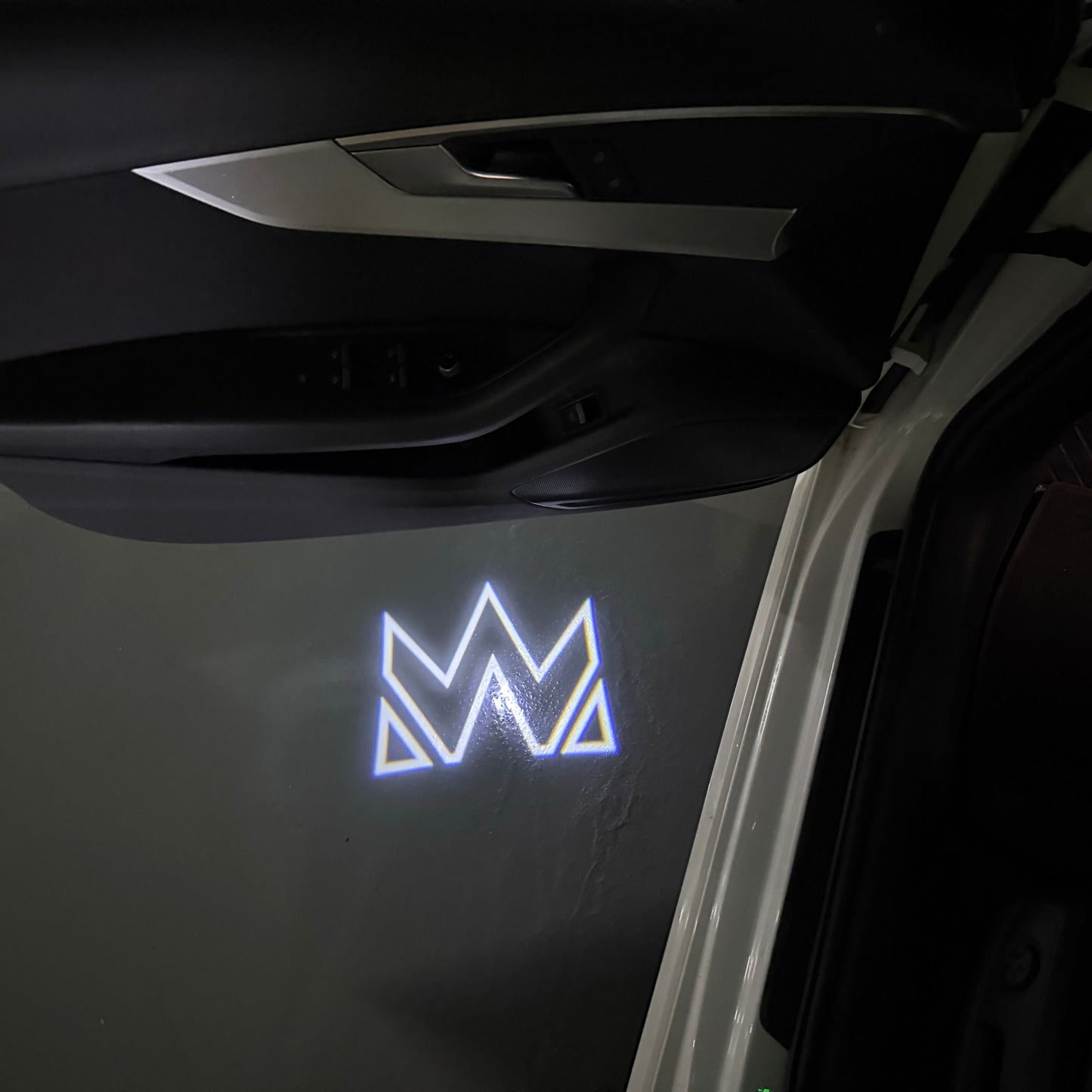 TOYOTA CROWN LOGO PROJECROTR LIGHTS (quantity 1 = 1 sets/2 door lights) Nr.0GP28