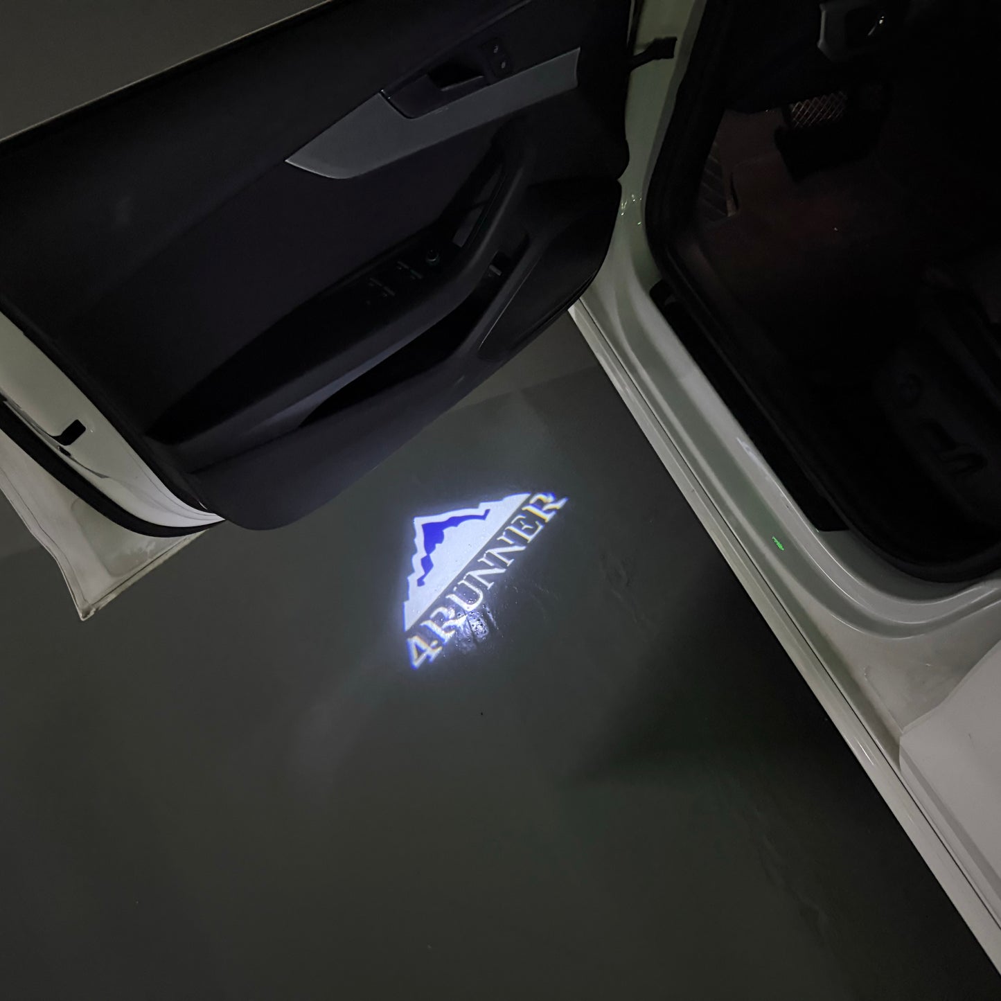 TOYOTA 4RUNNER LOGO PROJECROTR LIGHTS (quantity 1 = 1 sets/2 door lights) Nr.0GP12