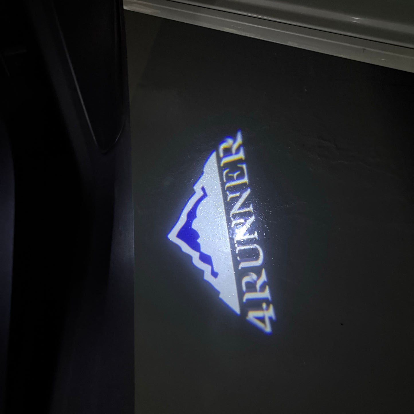 TOYOTA 4RUNNER LOGO PROJECROTR LIGHTS (quantity 1 = 1 sets/2 door lights) Nr.0GP12