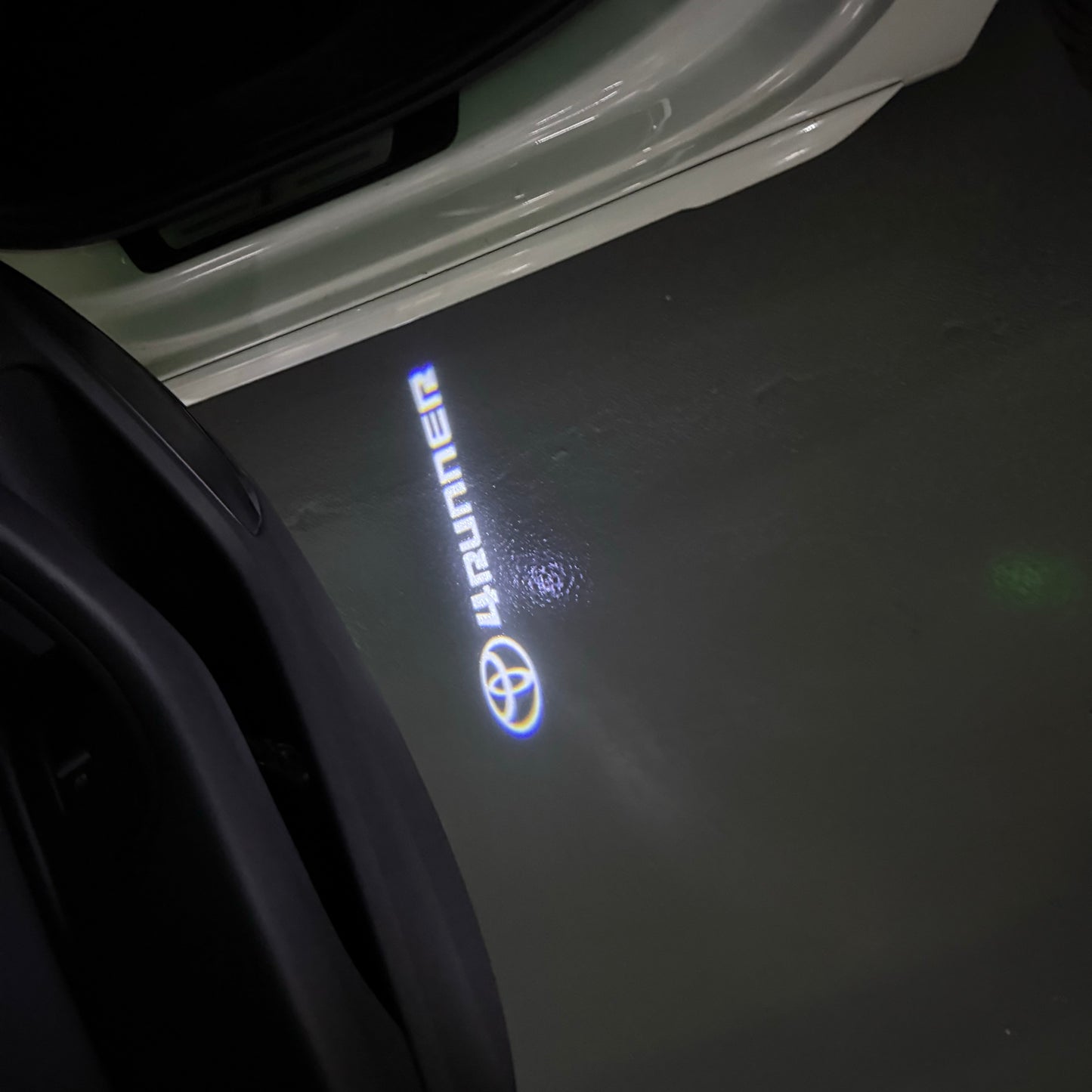 TOYOTA 4RUNNER LOGO PROJECROTR LIGHTS (quantity 1 = 1 sets/2 door lights) Nr.0GP11