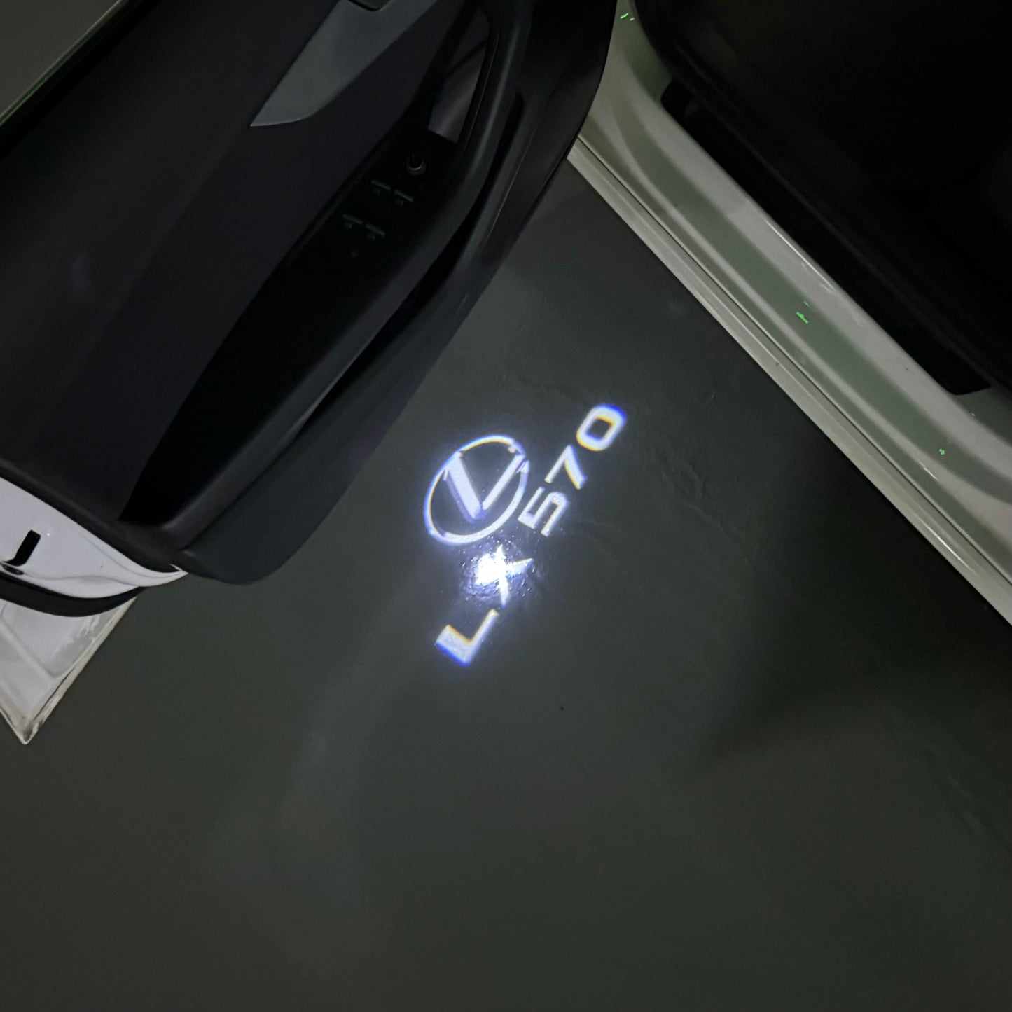 LEXUS LX 570 LOGO PROJECROTR LIGHTS (quantity 1 = 1 sets/2 door lights)Nr.01a32