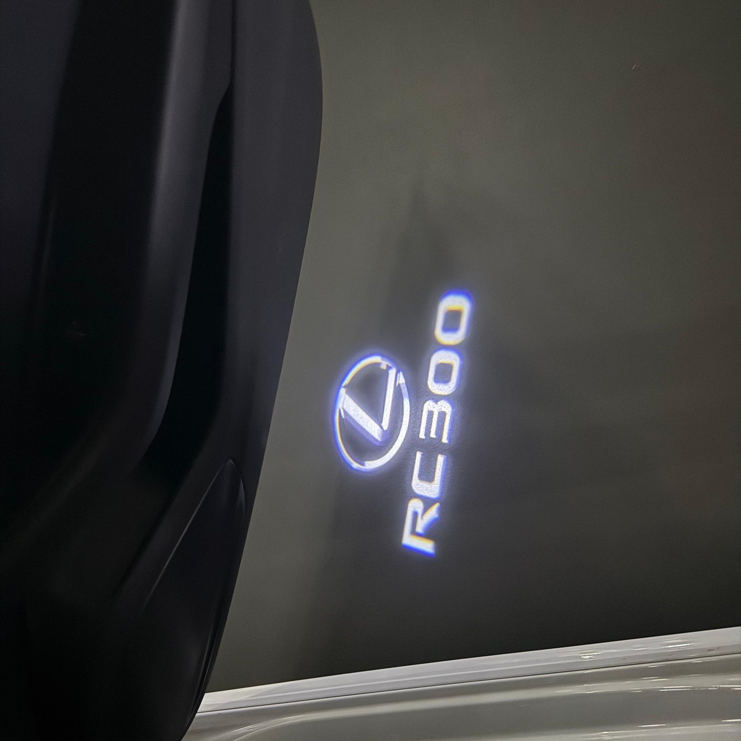 LEXUS RC 300 LOGO PROJECROTR LIGHTS (quantity 1 = 1 sets/2 door lights)Nr.01a18