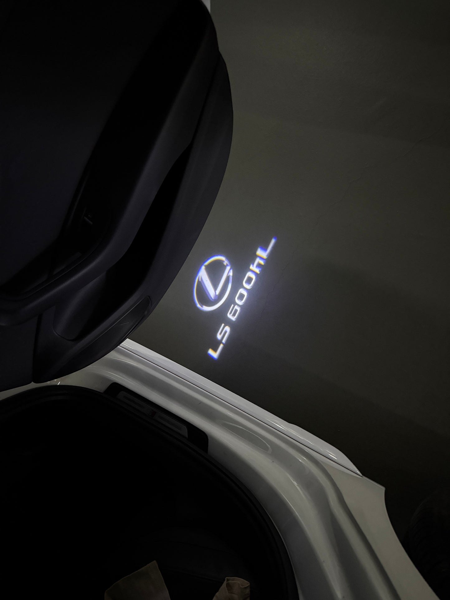 LEXUS LS 600hL LOGO PROJECROTR LIGHTS (quantity 1 = 1 sets/2 door lights)Nr.01a39