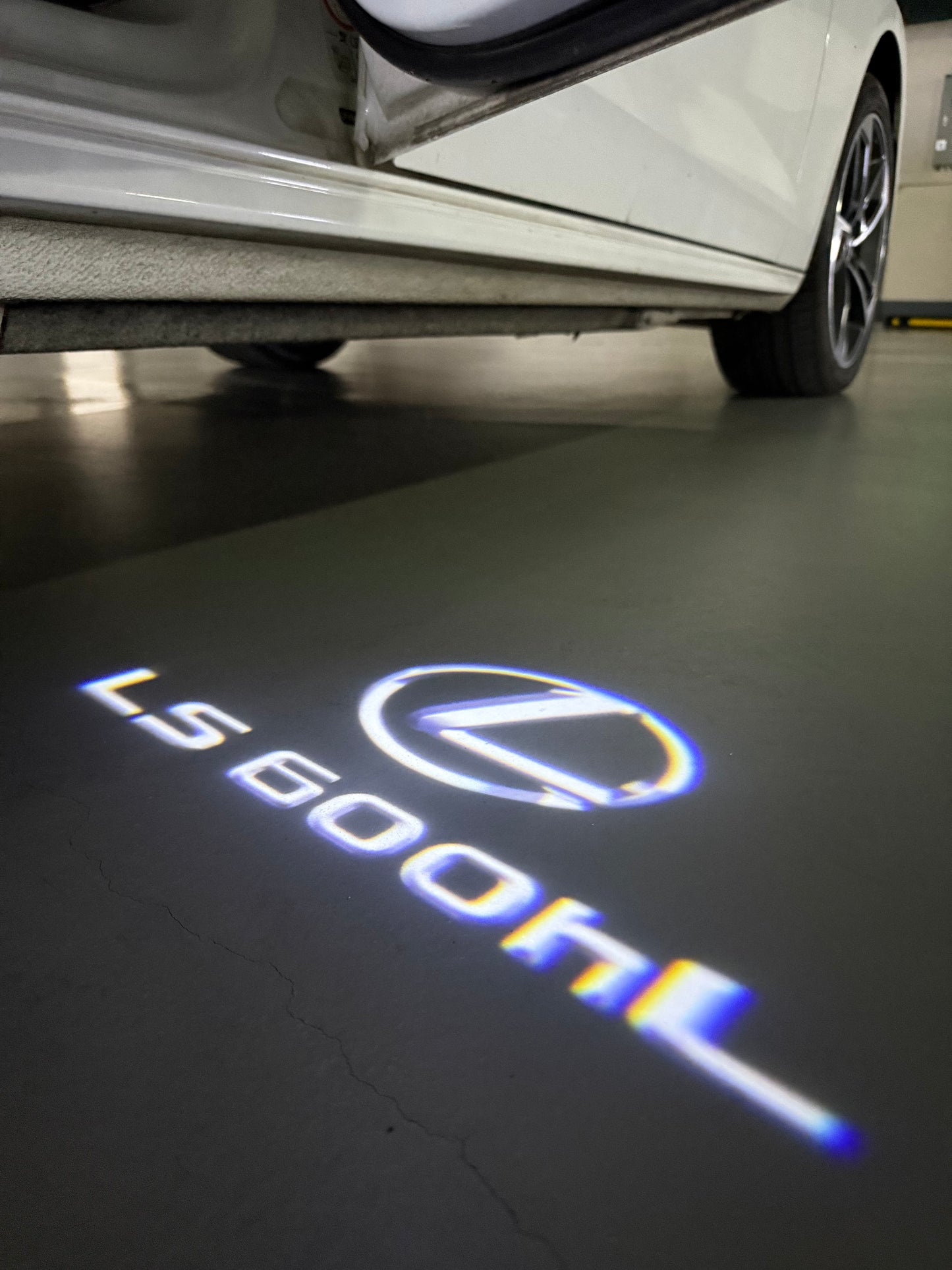 LEXUS LS 600hL LOGO PROJECROTR LIGHTS (quantity 1 = 1 sets/2 door lights)Nr.01a39