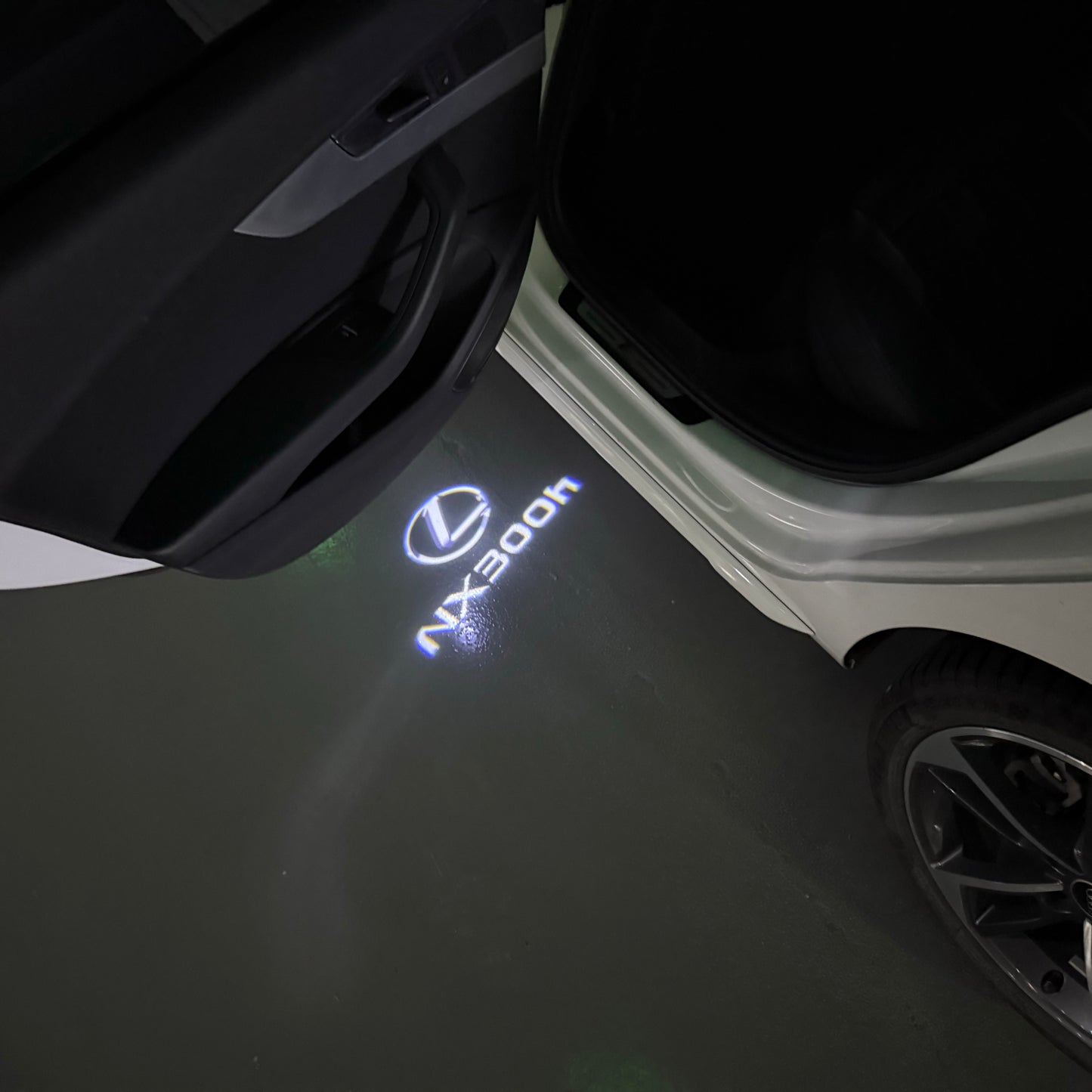LEXUS NX 300h LOGO PROJECROTR LIGHTS (quantity 1 = 1 sets/2 door lights)Nr.01a27