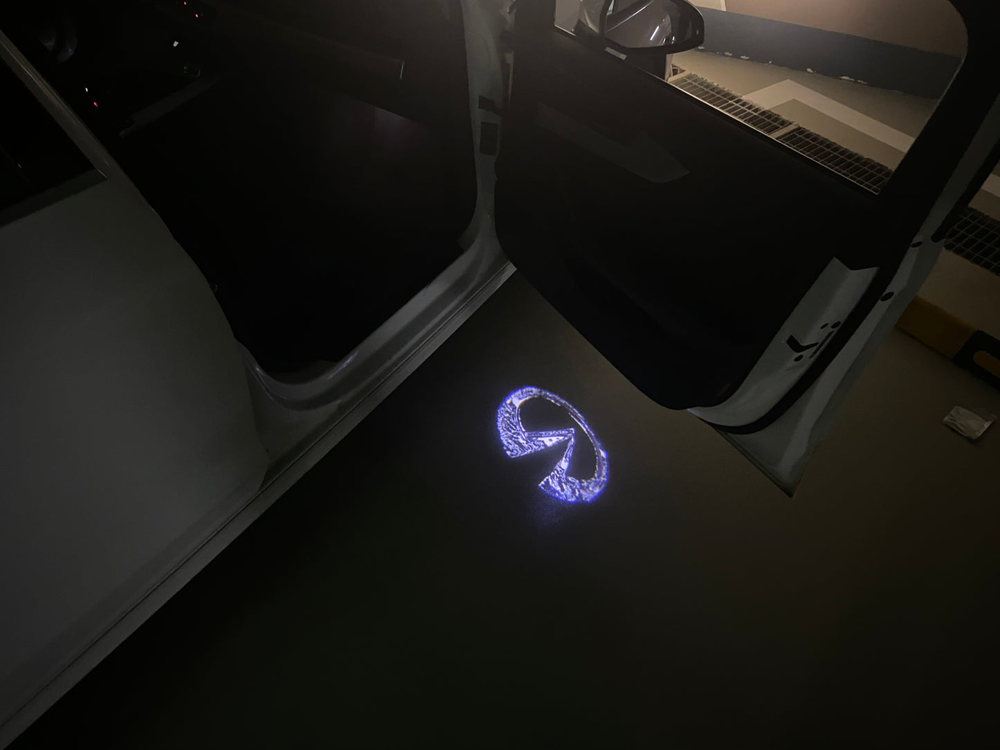 INFINITI Original LOGO PROJECROTR LIGHTS Nr.02 (quantity 1 = 1 sets/2 door lights)
