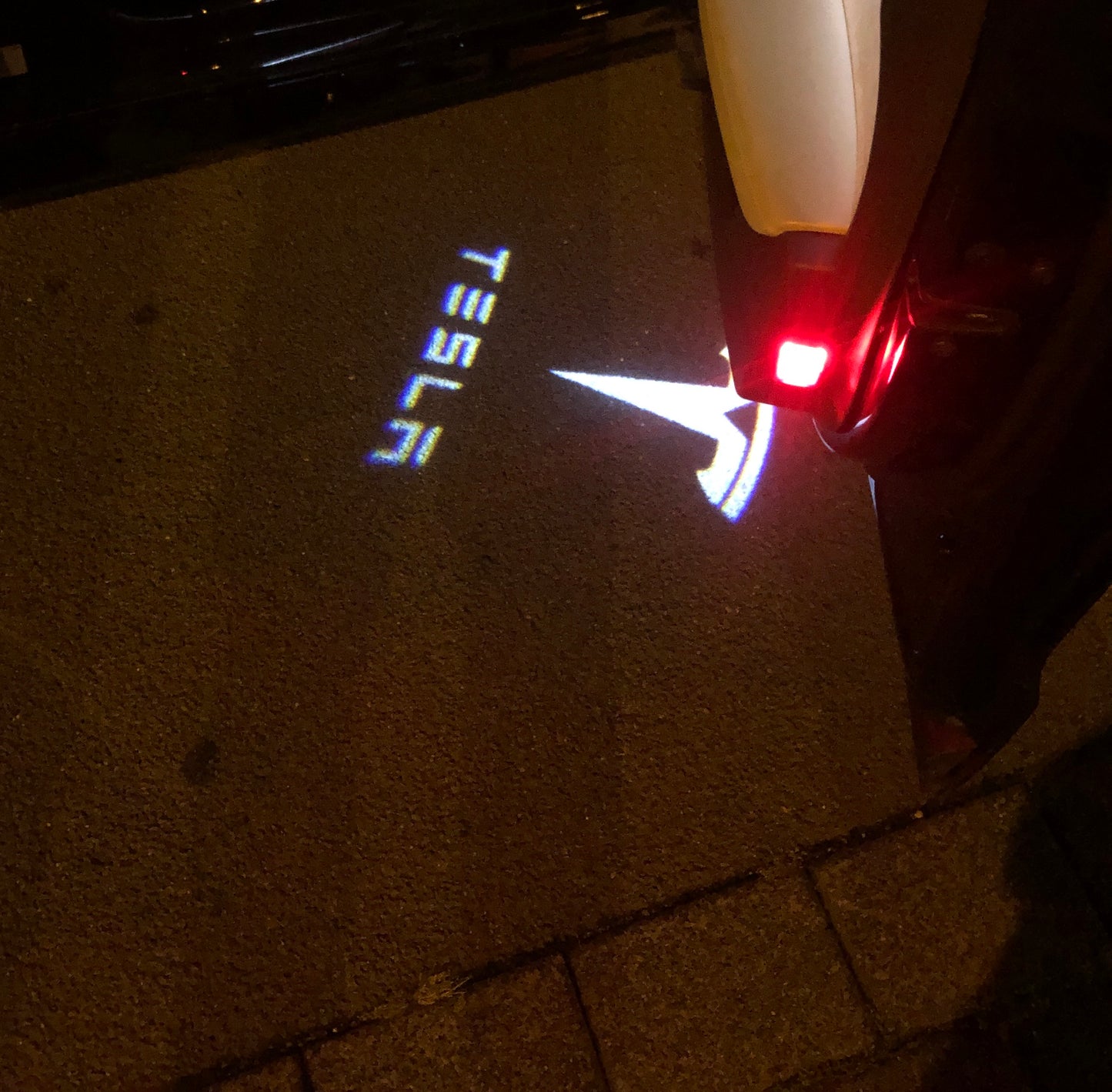 TESLA LOGO PROJECROTR LIGHTS Nr.1501 (quantity 1 = 2 Logo Film / 2 door lights)