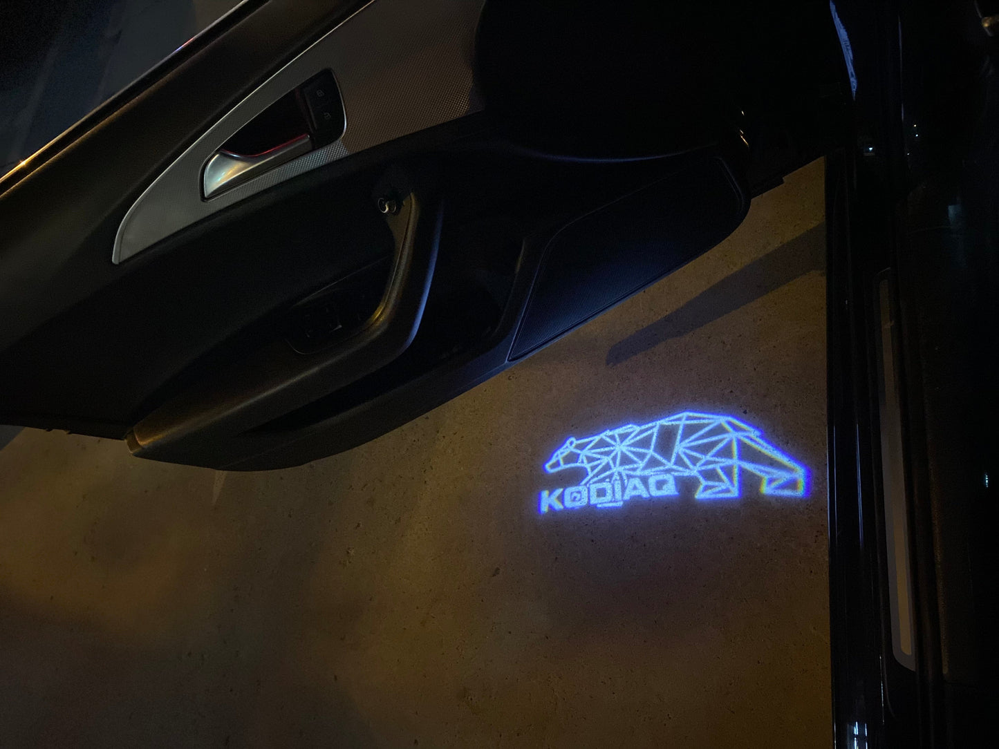 SKODA KODIAQ LOGO PROJECTOT LIGHTS Nr.00068 (quantity 1 = 2 Logo Film / 2 door lights)