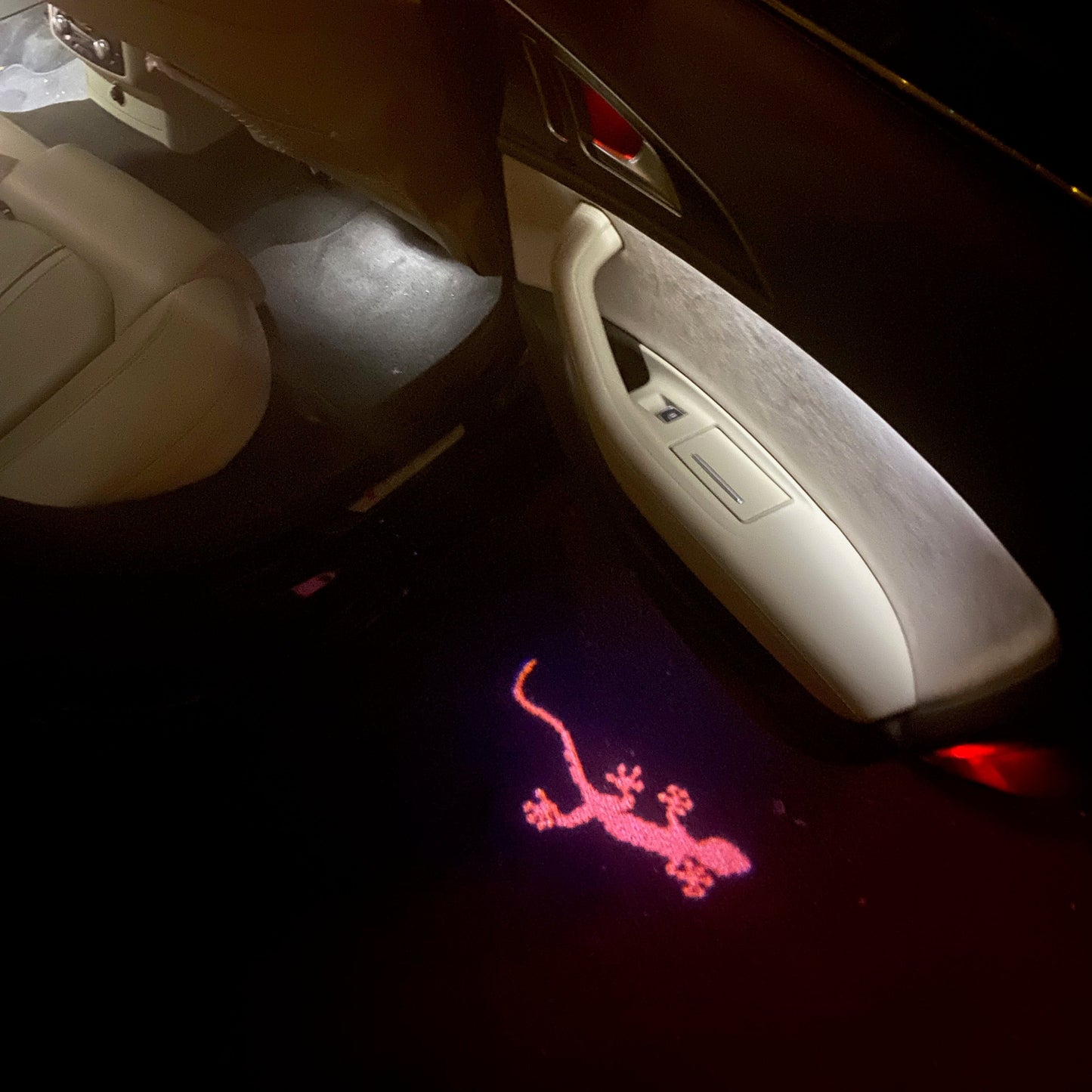 AUDI QUATTRO GECKO LOGO PROJECROTR LIGHTS Nr.66 (quantity 1 = 2 Logo Films /2 door lights)