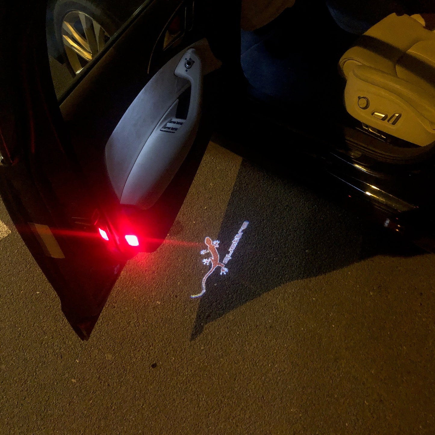 AUDI QUATTRO GECKO LOGO PROJECTOT LIGHTS Nr.61 (quantity 1 = 2 Logo Films /2 door lights)