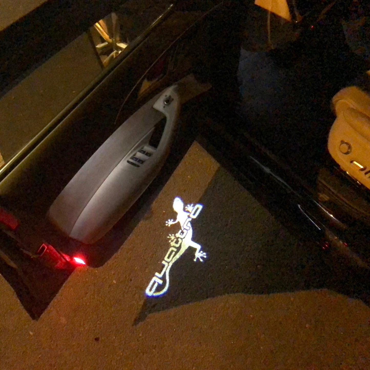AUDI QUATTRO GECKO LOGO PROJECTOT LIGHTS Nr.64 (quantity 1 = 2 Logo Films /2 door lights)