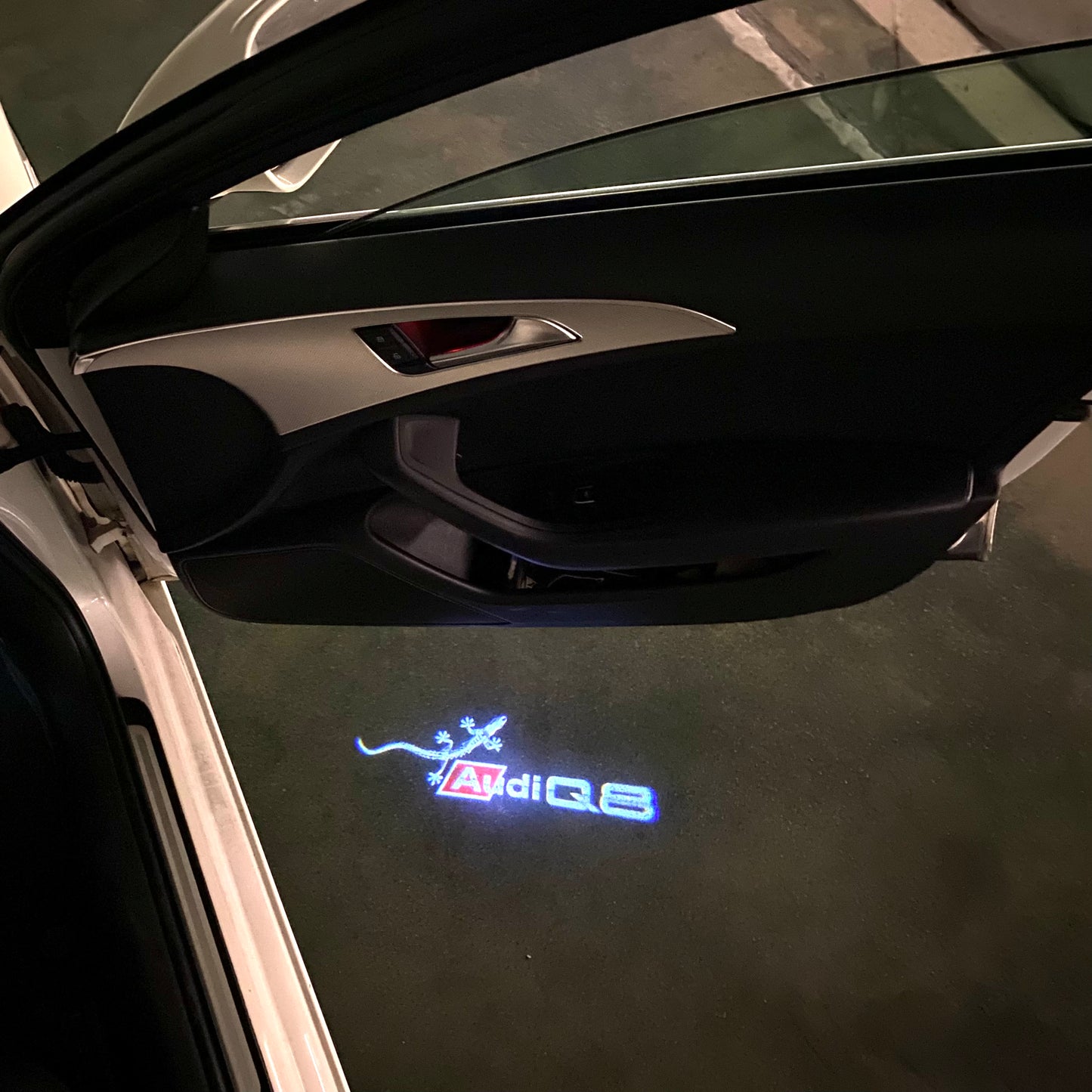 AUDI  Q8 LOGO PROJECTOT LIGHTS  (quantity 1 = 2 Logo Films /2 door lights）Nr.12B37