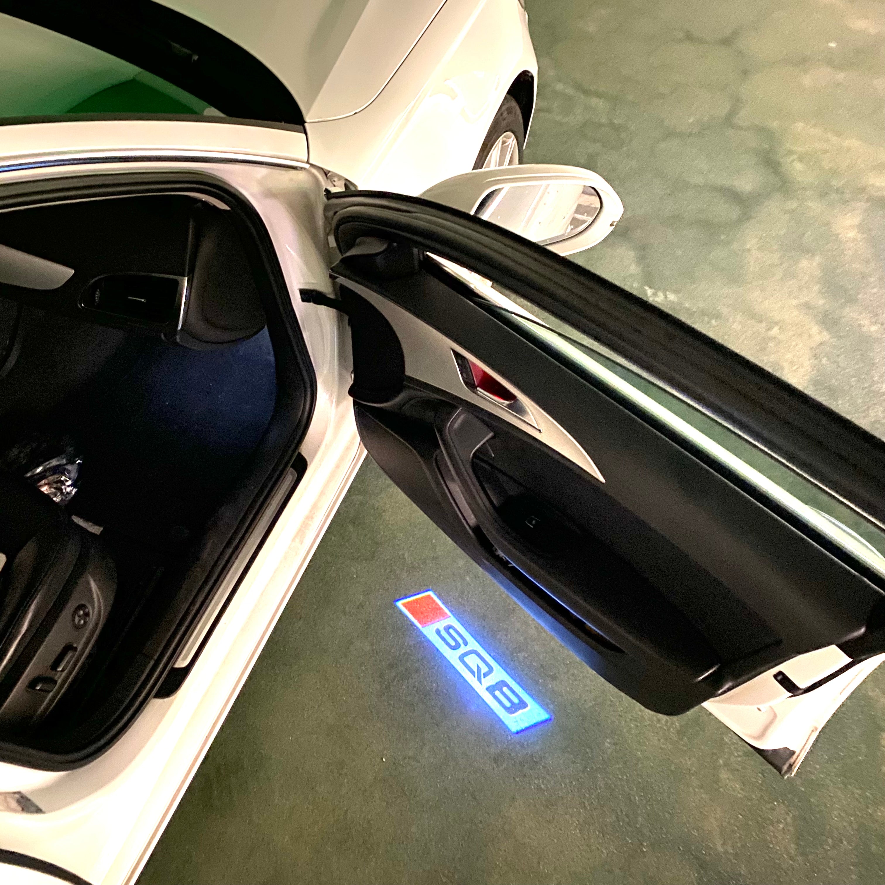 AUDI    SQ8  LOGO PROJECTOT LIGHTS  (quantity 1 = 2 Logo Films /2 door lights）Nr.12B77