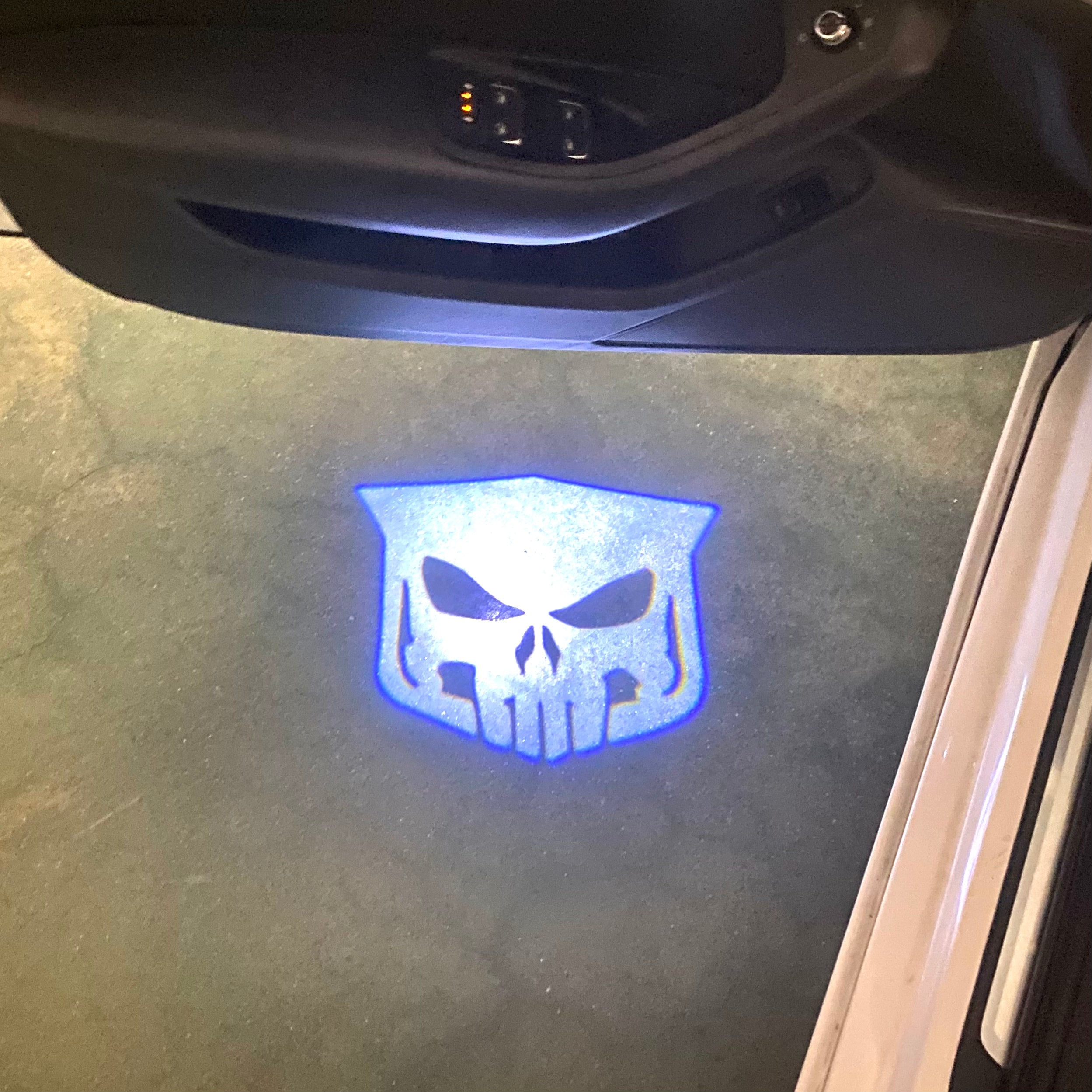 CADILLAC ORIGINAL LOGO PROJECTOT LIGHTS (quantity 1 = 2 Logo Films /2 door lights） Nr.977L