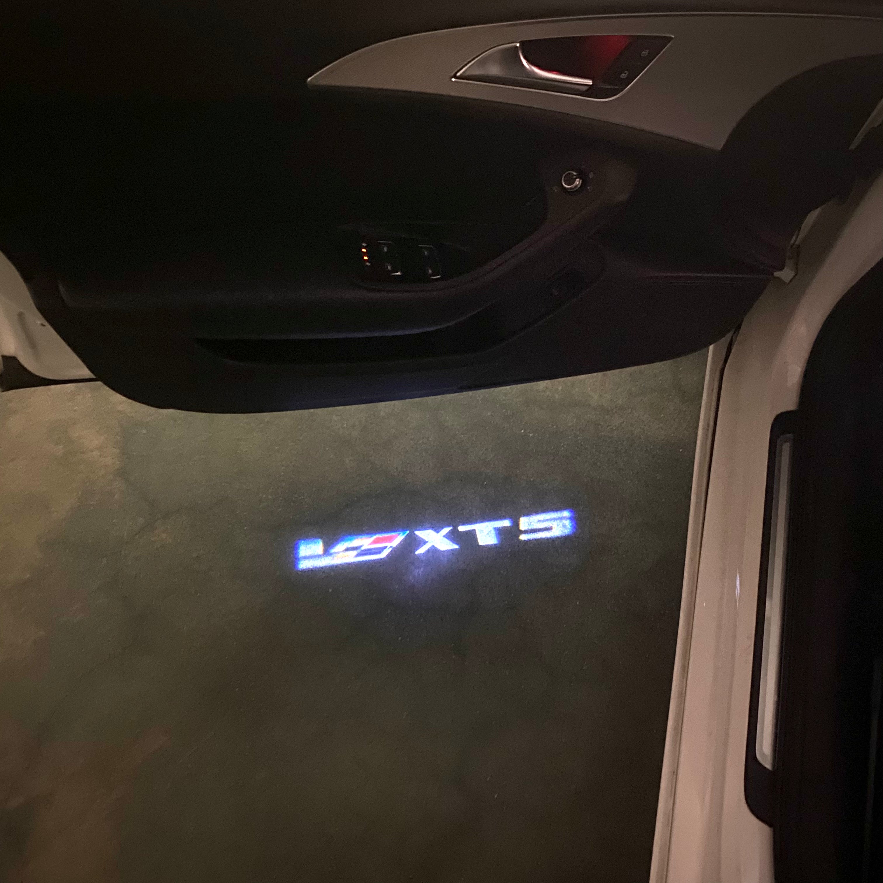 CADILLAC XT5 LOGO PROJECTOT LIGHTS Nr.9803 (quantity 1 = 2 Logo Films /2 door lights）