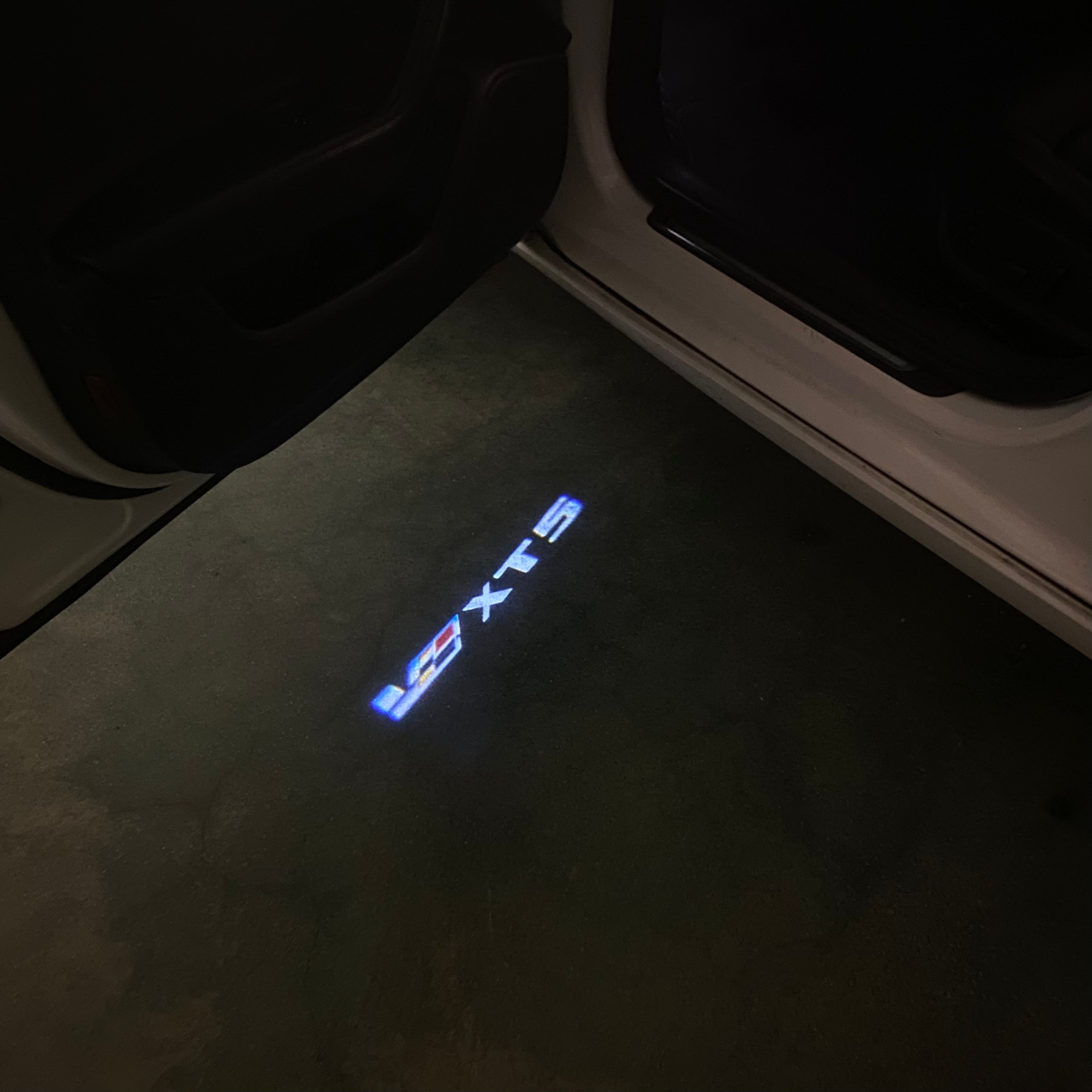 CADILLAC XT5 LOGO PROJECTOT LIGHTS Nr.9803 (quantity 1 = 2 Logo Films /2 door lights）