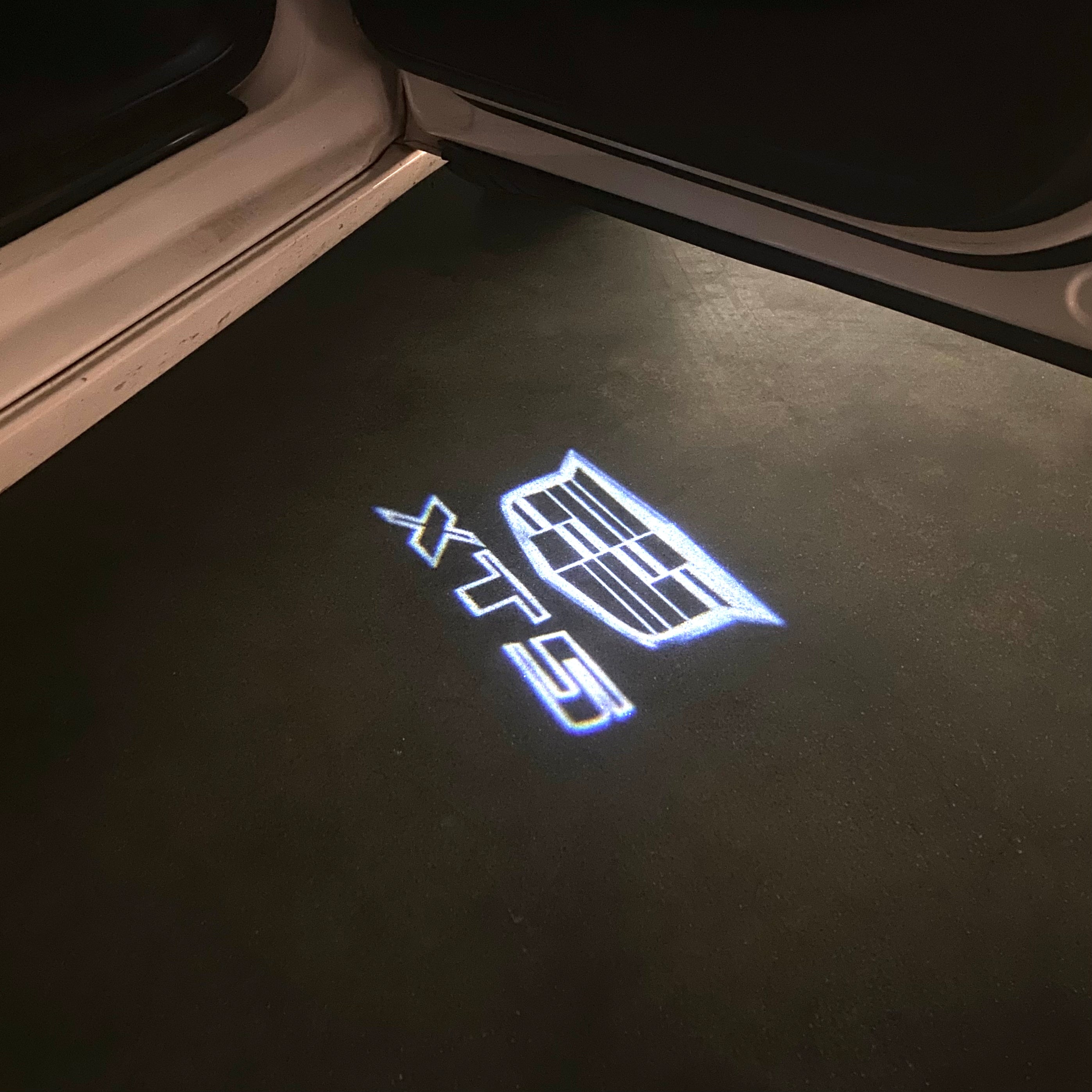 CADILLAC XT5 LOGO PROJECTOT LIGHTS Nr.9725 (quantity 1 = 2 Logo Films /2 door lights）