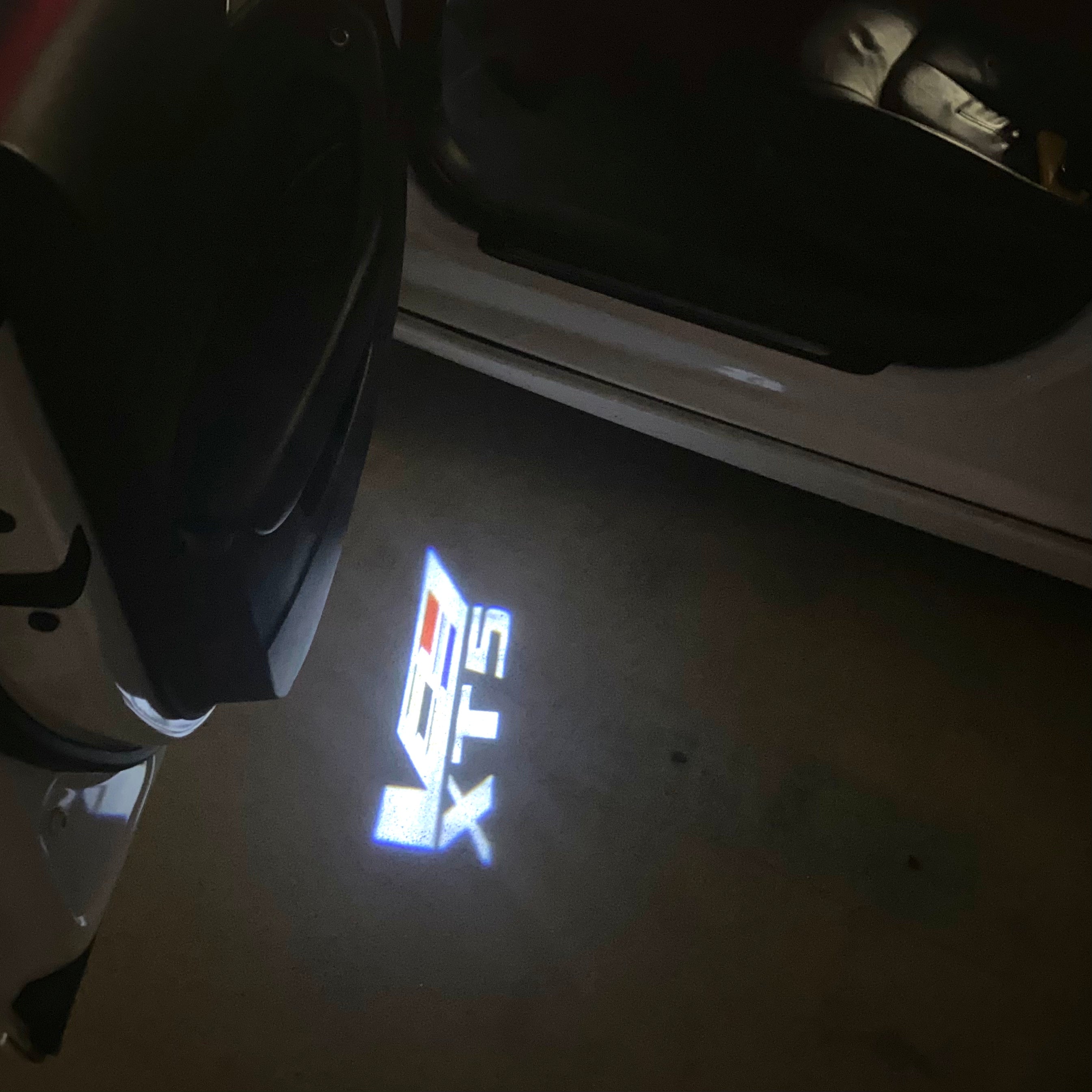 CADILLAC XT5 LOGO PROJECTOT LIGHTS Nr.9758 (quantity 1 = 2 Logo Films /2 door lights）
