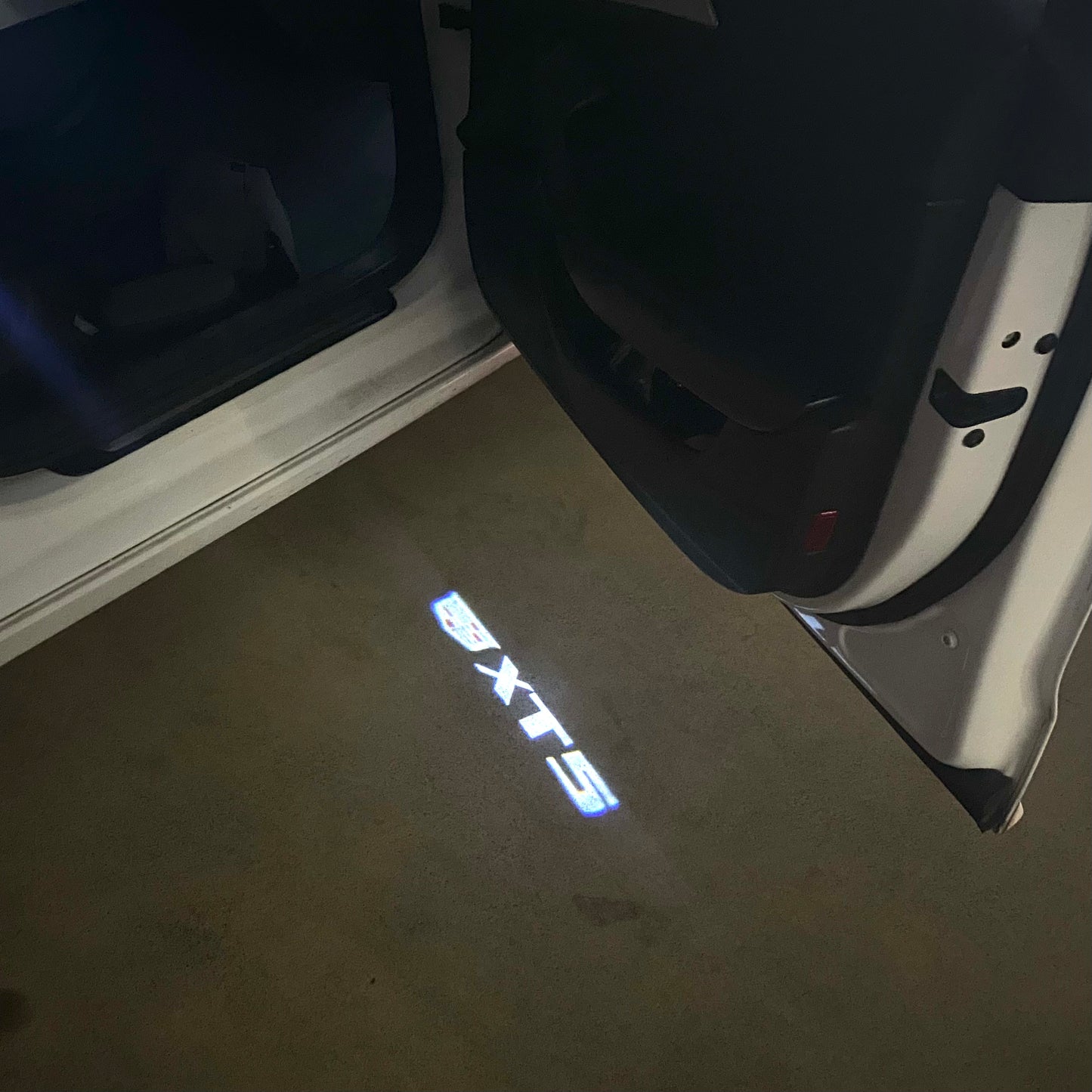CADILLAC XT5 LOGO PROJECTOT LIGHTS Nr.9793 (quantity 1 = 2 Logo Films /2 door lights）