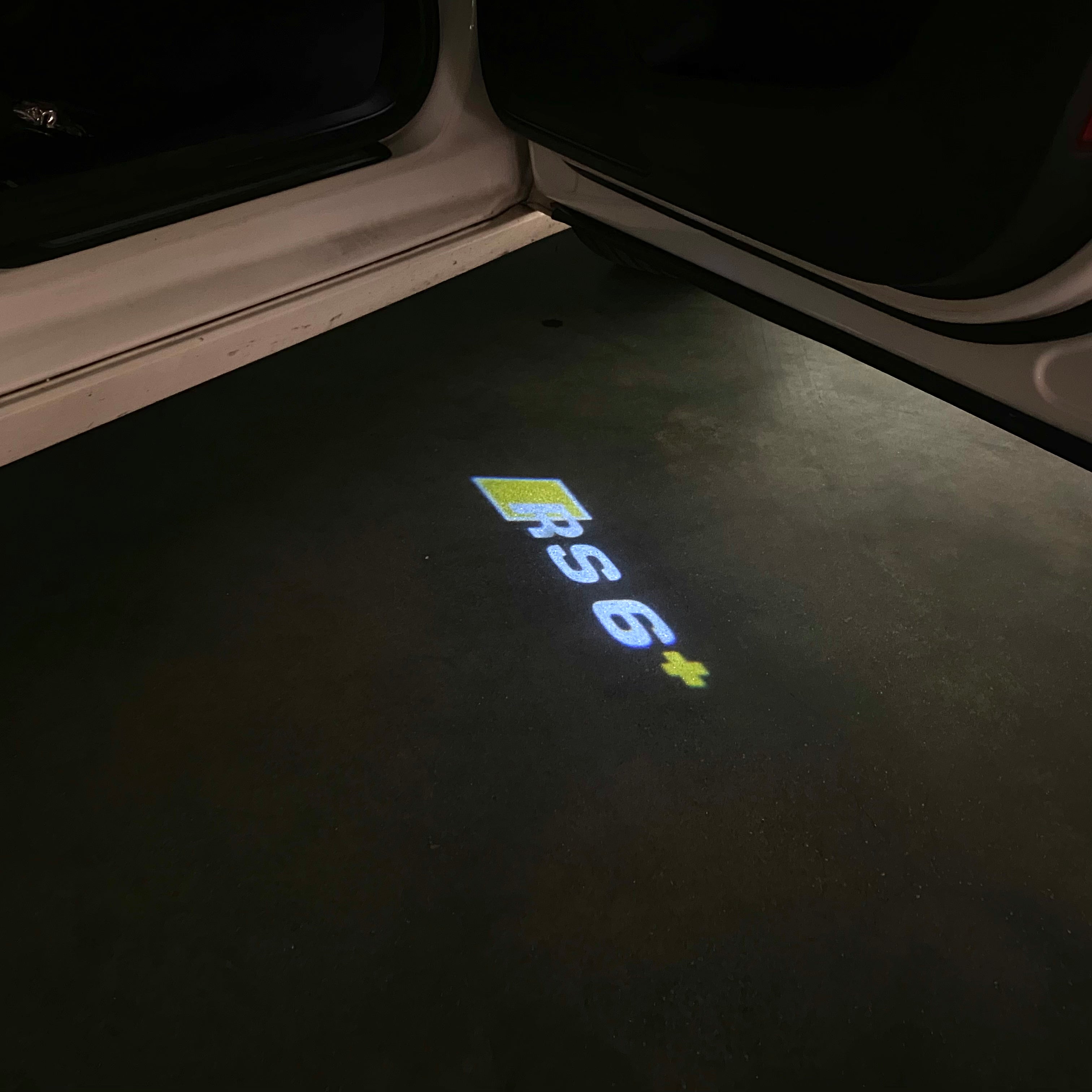 AUDI RS6+ LOGO PROJECTOT LIGHTS Nr.46Bgg (quantity 1 = 2 Logo Films /2 door lights）