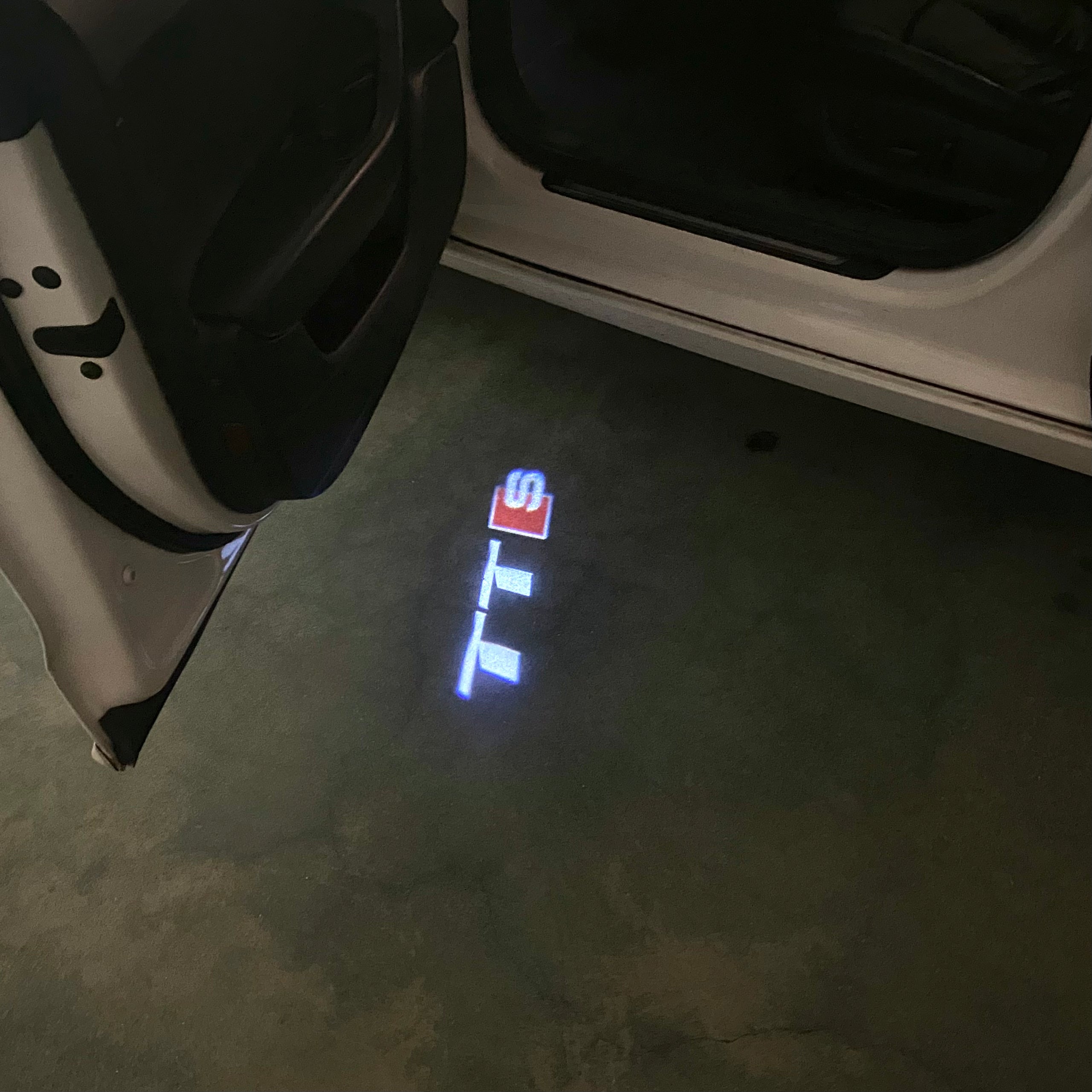 AUDI  TTS LOGO PROJECTOT LIGHTS  (quantity 1 = 2 Logo Films /2 door lights）Nr.12B59