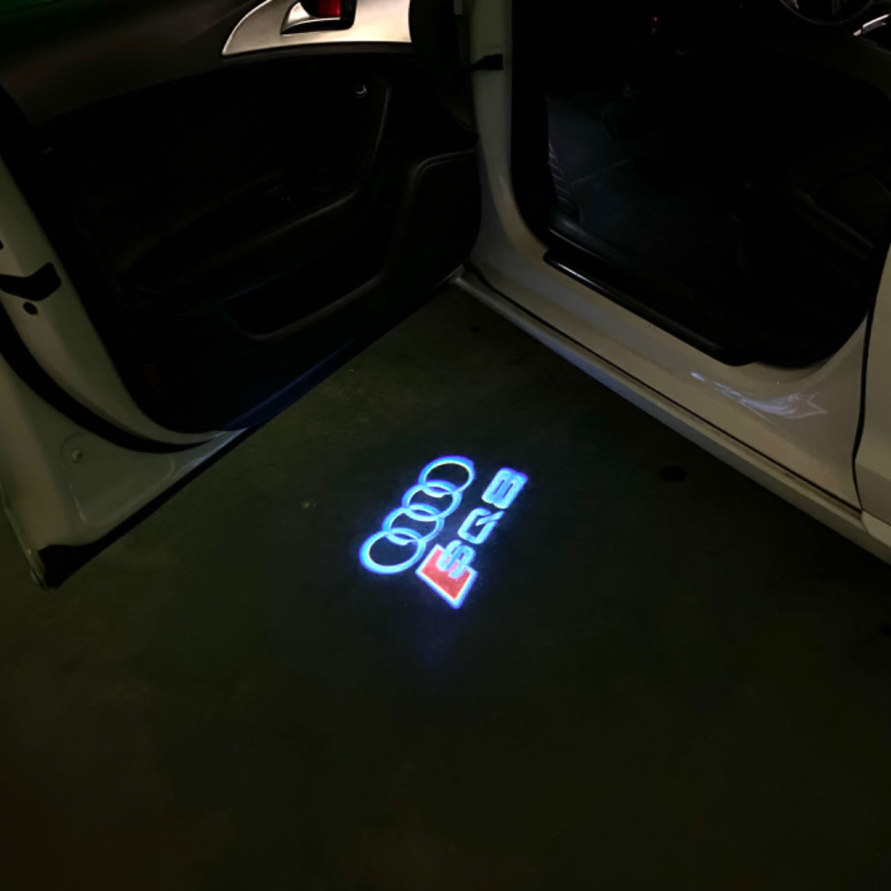 AUDI    SQ8 LOGO PROJECTOT LIGHTS  (quantity 1 = 2 Logo Films /2 door lights）Nr.12B100