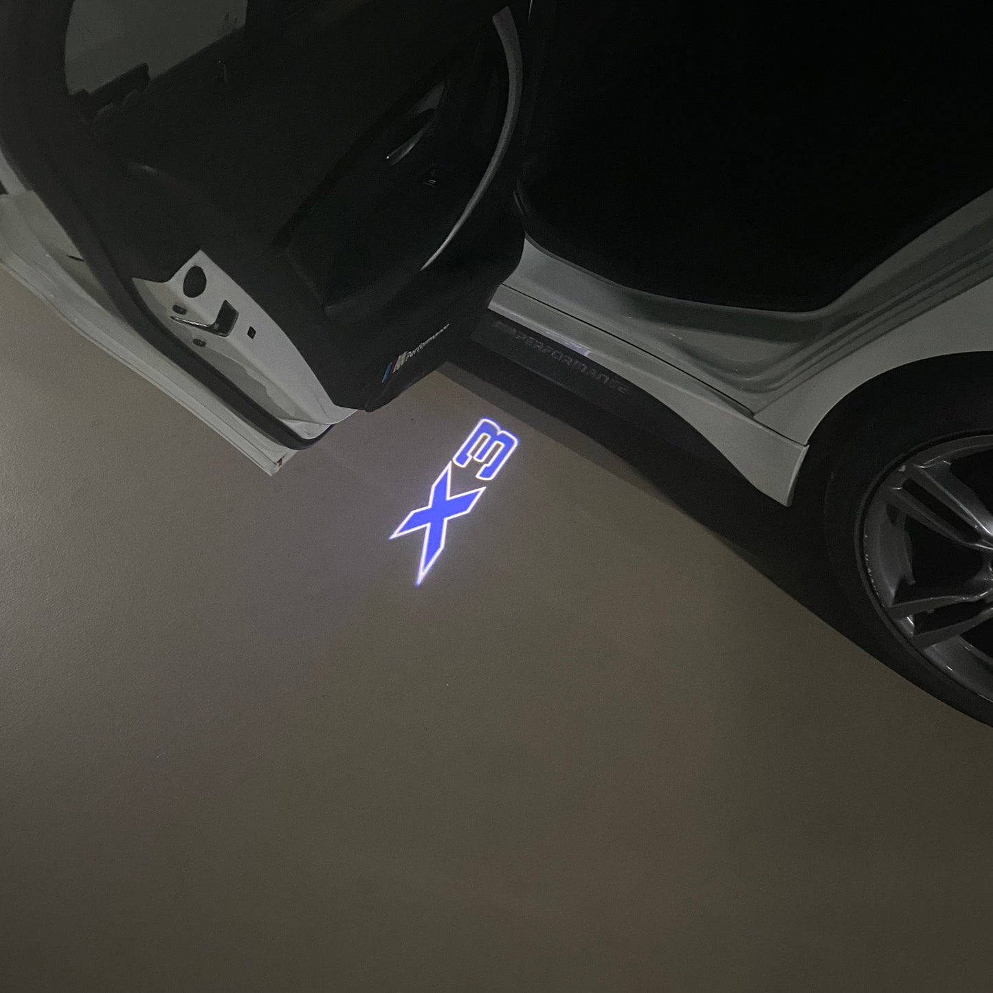 BMW  X3   LOGO PROJECTOT LIGHTS (quantity 1 = 1 sets/2 door lights) Nr.6024q0t17）