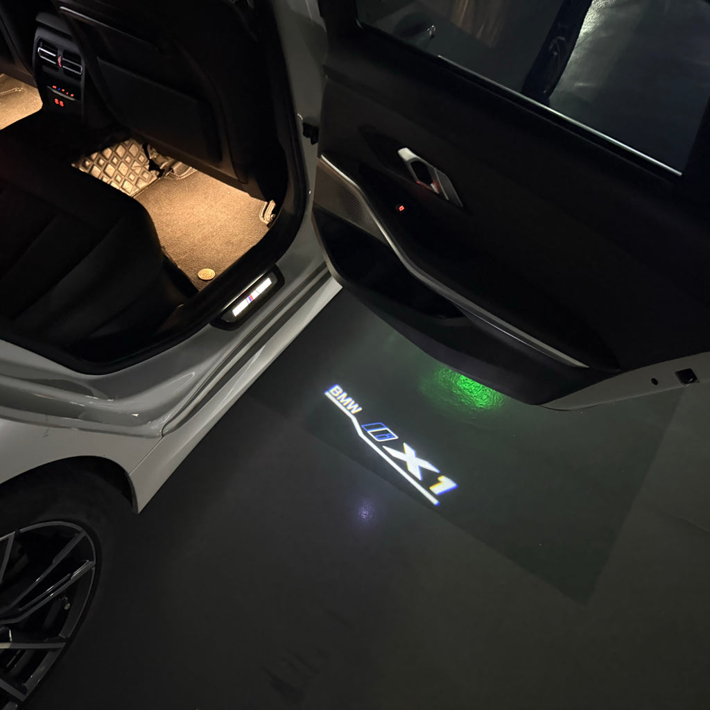 BMW M3 LOGO PROJECTOR LIGHTS Nr.24 (الكمية 1 = 1 مجموعة / 2 أضواء باب)