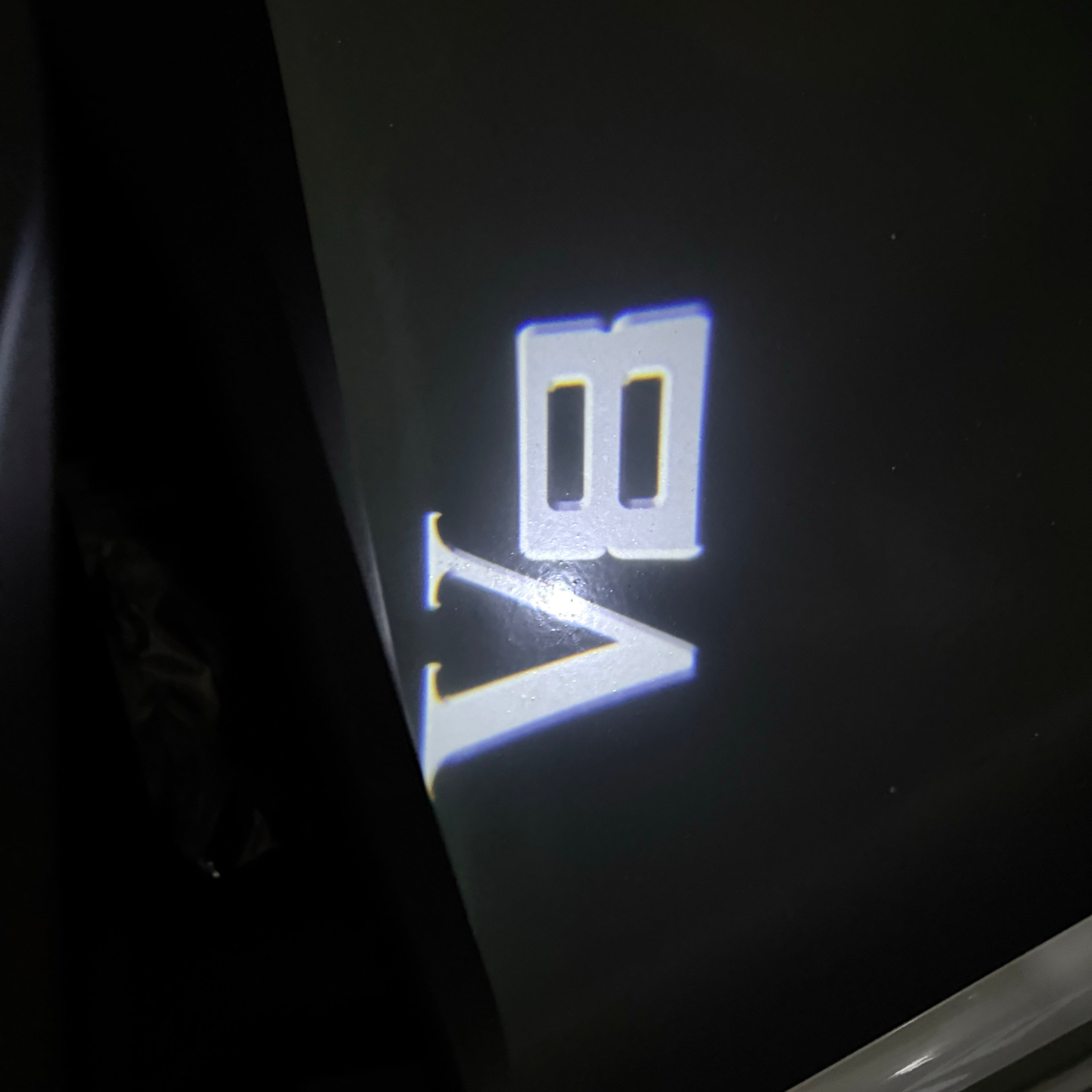 BMW  V8 LOGO PROJECTOT LIGHTS (quantity 1 = 1 sets/2 door lights) Nr.6024q0t087