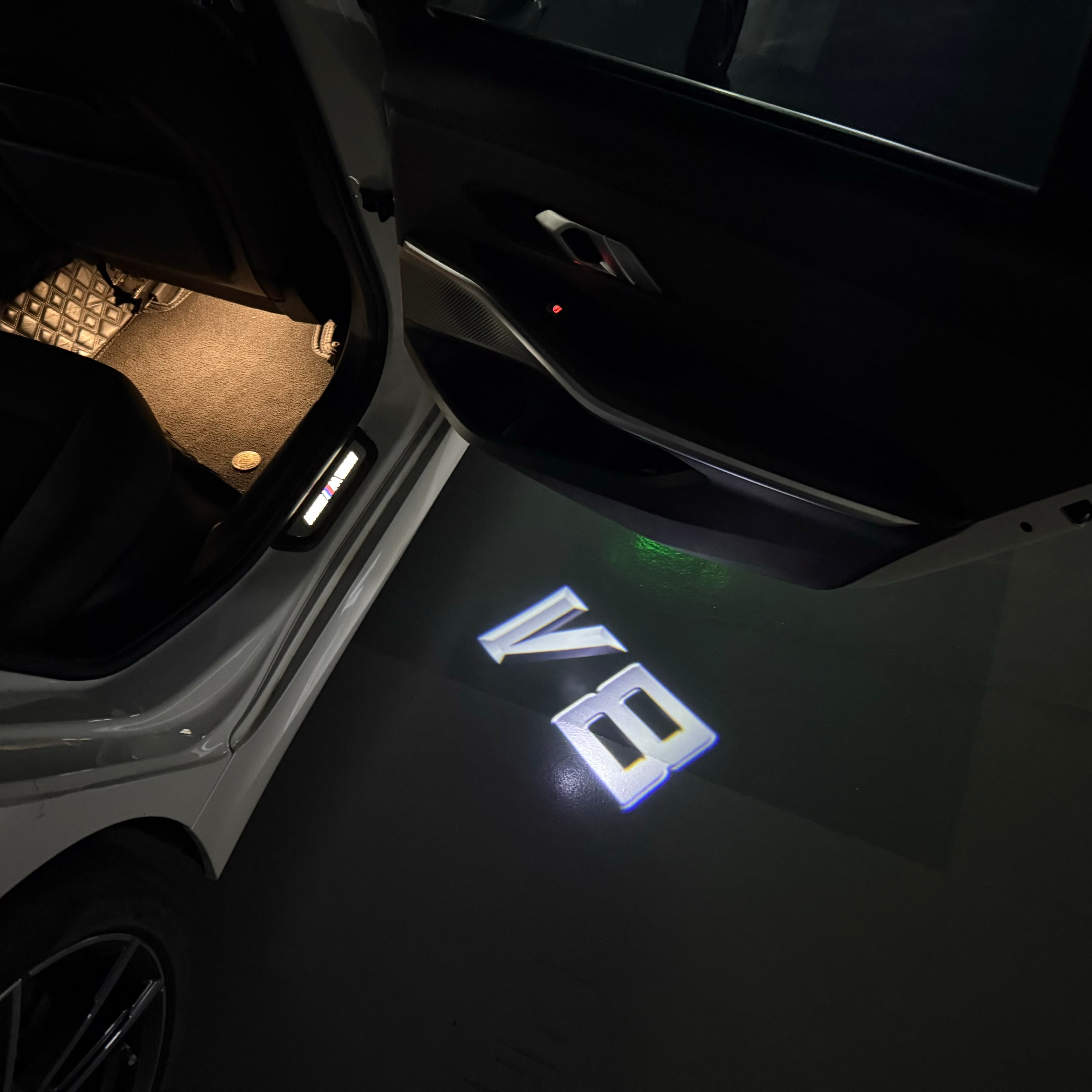 BMW V8  LOGO PROJECTOT LIGHTS (quantity 1 = 1 sets/2 door lights) Nr.6024q0t089