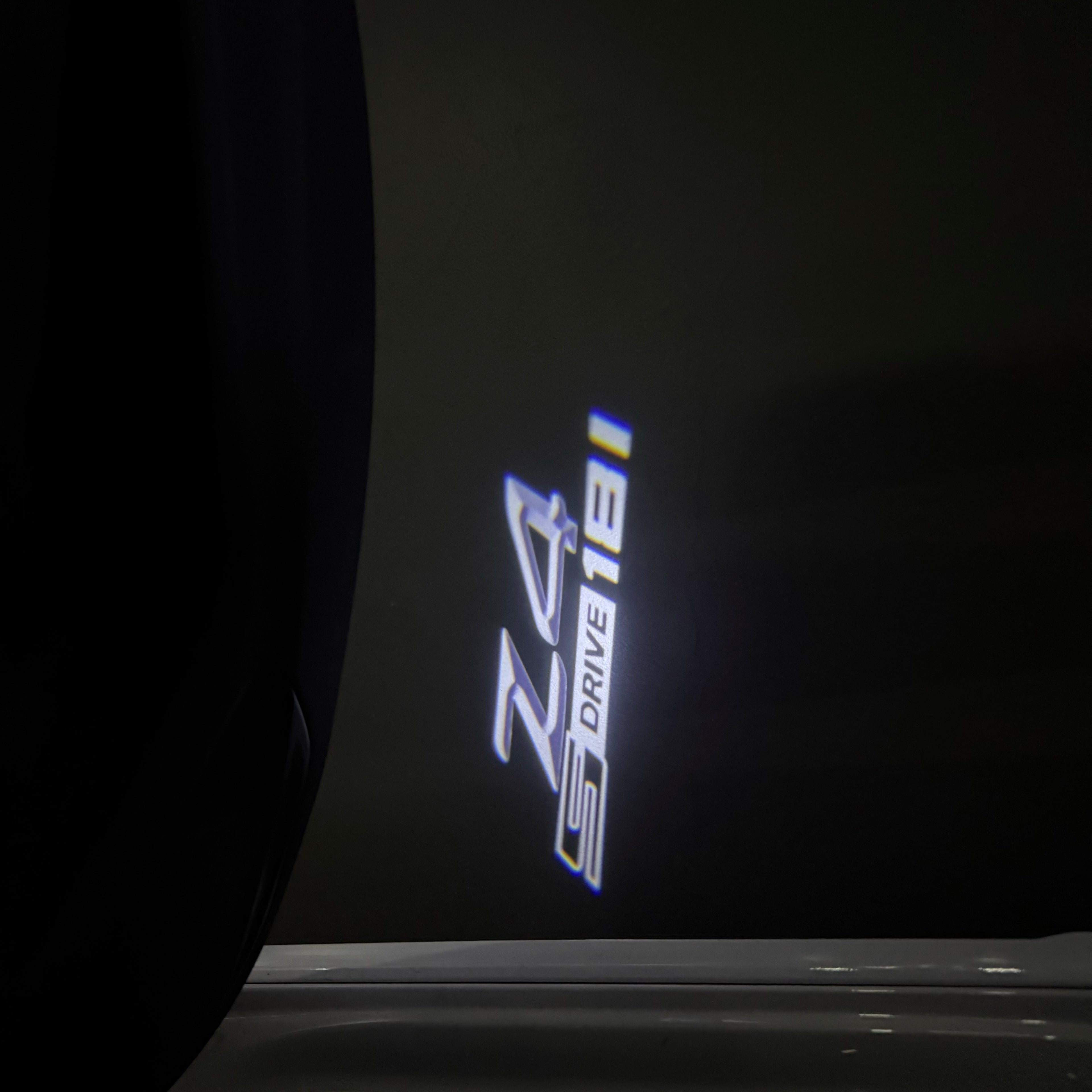 BMW M3 LOGO PROJECTOR LIGHTS Nr.24 (الكمية 1 = 1 مجموعة / 2 أضواء باب)