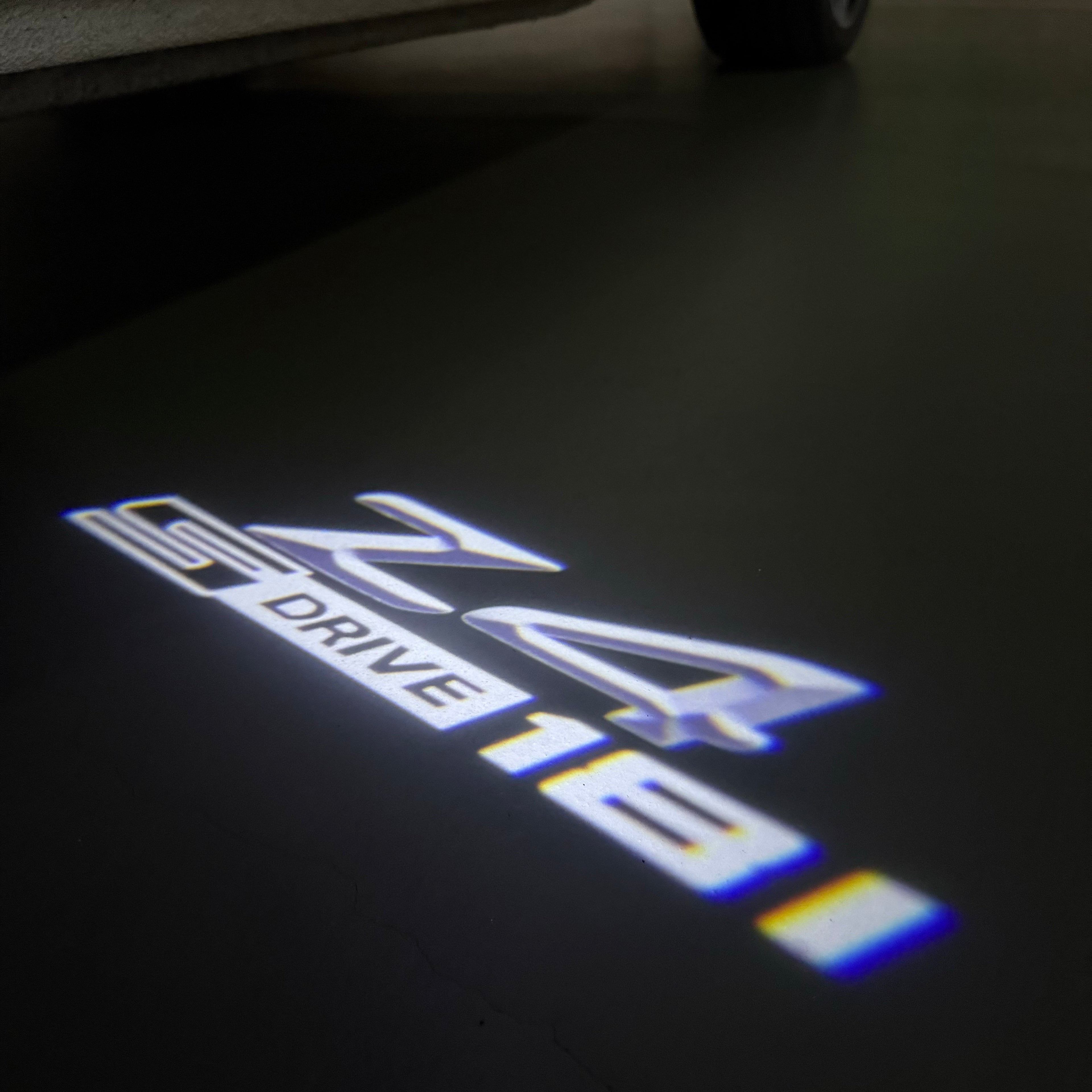 BMW M3 LOGO PROJECTOR LIGHTS Nr.24 (الكمية 1 = 1 مجموعة / 2 أضواء باب)