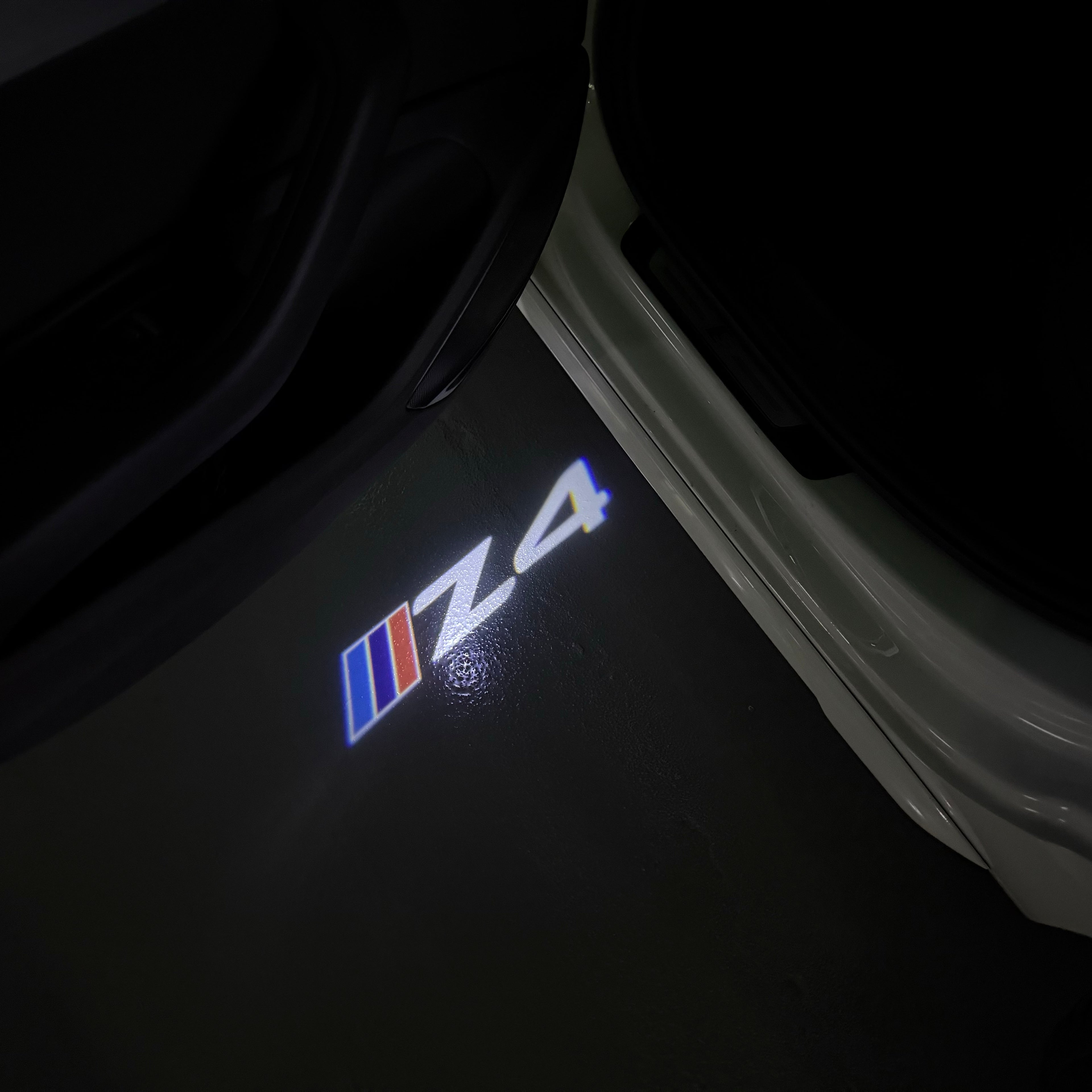 BMW M3 LOGO PROJECTOR LIGHTS Nr.24 (الكمية 1 = 1 مجموعة / 2 أضواء باب)